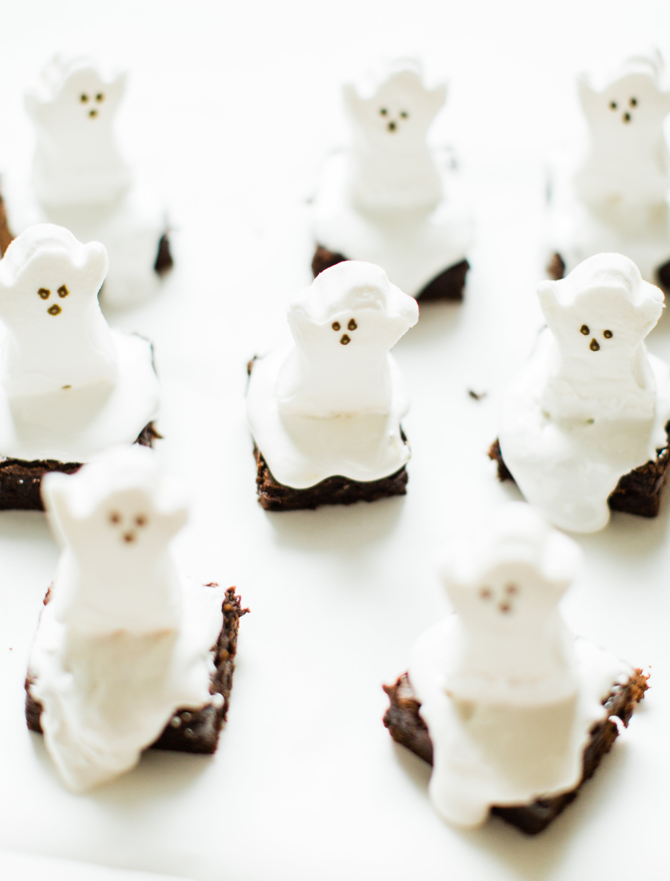 These spooky Halloween ghost brownies are delicious, adorable, and so easy to make. Kids and grownups alike will clamor for these haunted brownies! Click through for the details. #ghostbrownies #halloween #halloweendessert #halloweenbrownies #recipe #halloweenrecipe #diy #diyghostbrownies #halloweendesserts | glitterinc.com | @glitterinc