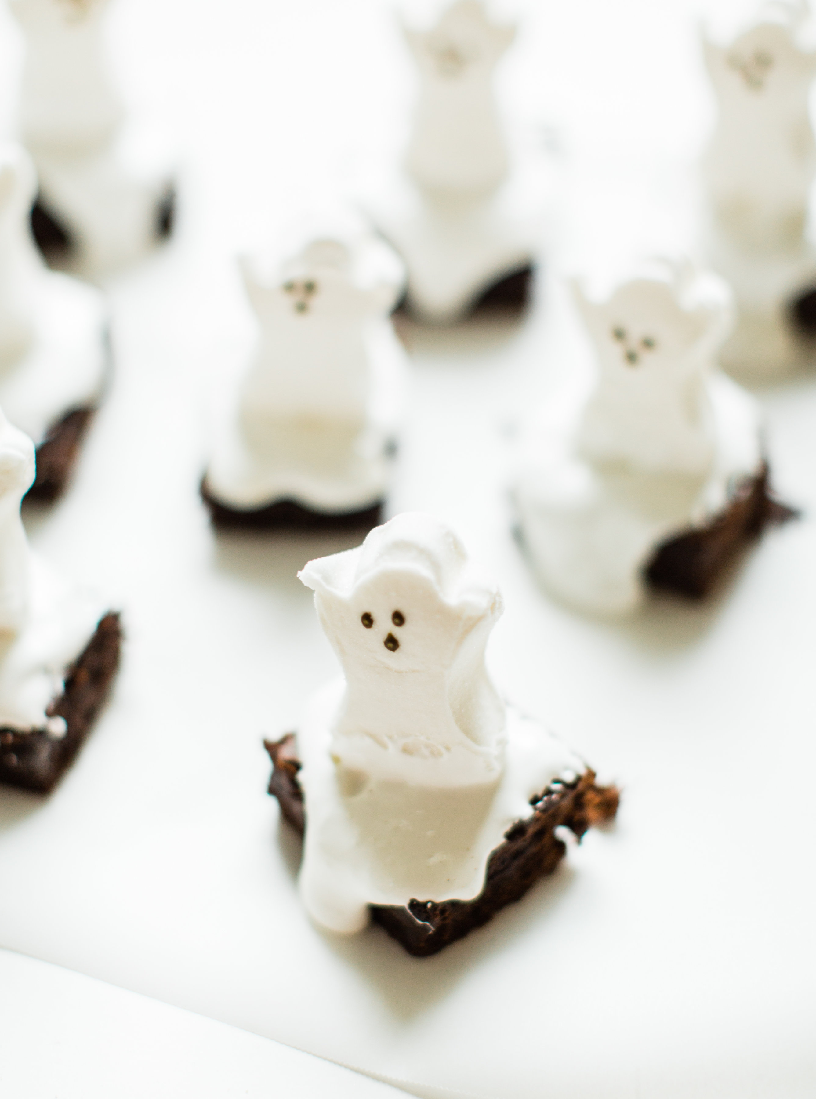 These spooky Halloween ghost brownies are delicious, adorable, and so easy to make. Kids and grownups alike will clamor for these haunted brownies! Click through for the details. #ghostbrownies #halloween #halloweendessert #halloweenbrownies #recipe #halloweenrecipe #diy #halloweendesserts | glitterinc.com | @glitterinc