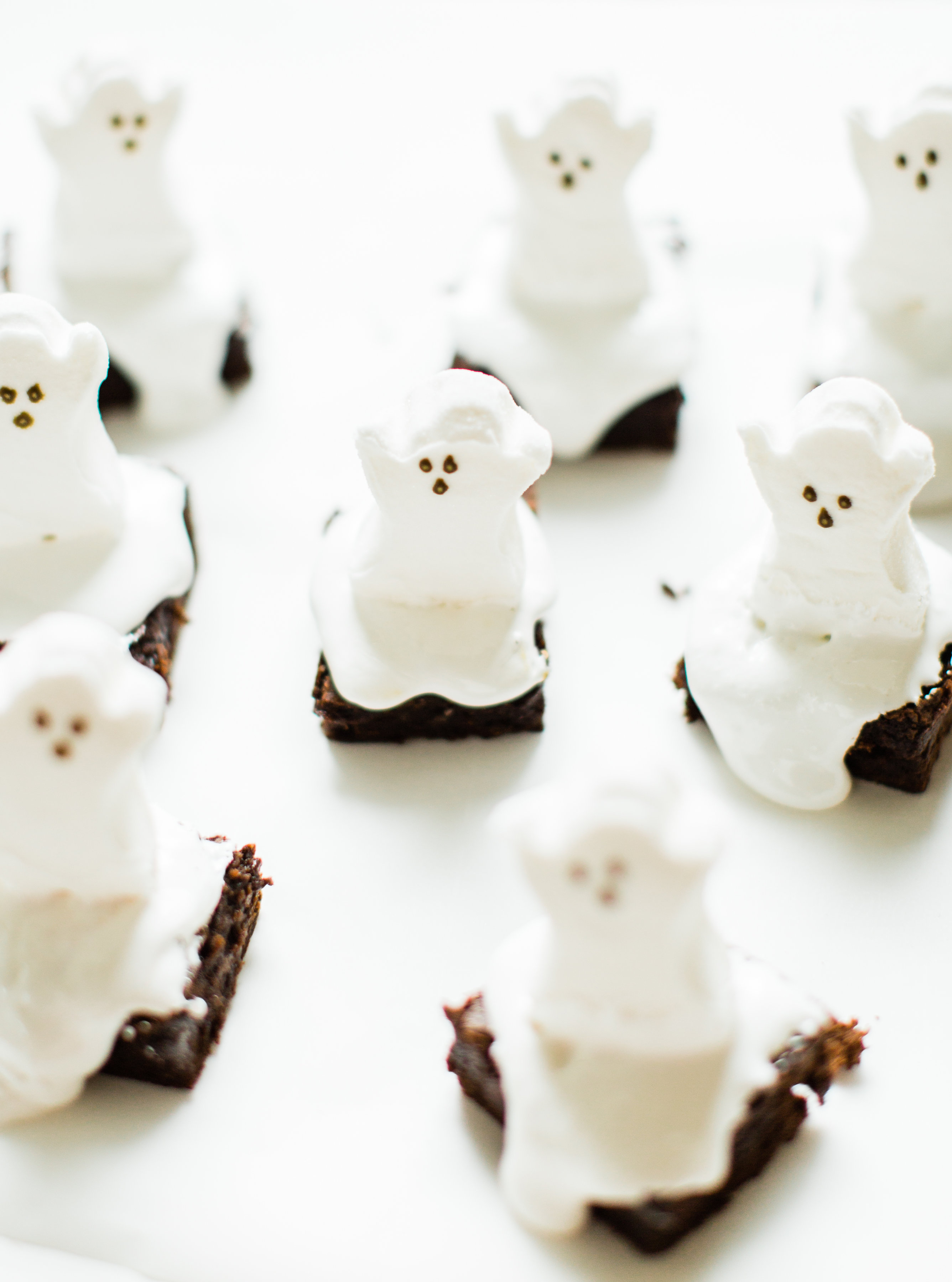 These spooky Halloween ghost brownies are delicious, adorable, and so easy to make. Kids and grownups alike will clamor for these haunted brownies! Click through for the details. #ghostbrownies #halloween #halloweendessert #halloweenbrownies #recipe #halloweenrecipe #diy #diyghostbrownies #halloweendesserts | glitterinc.com | @glitterinc