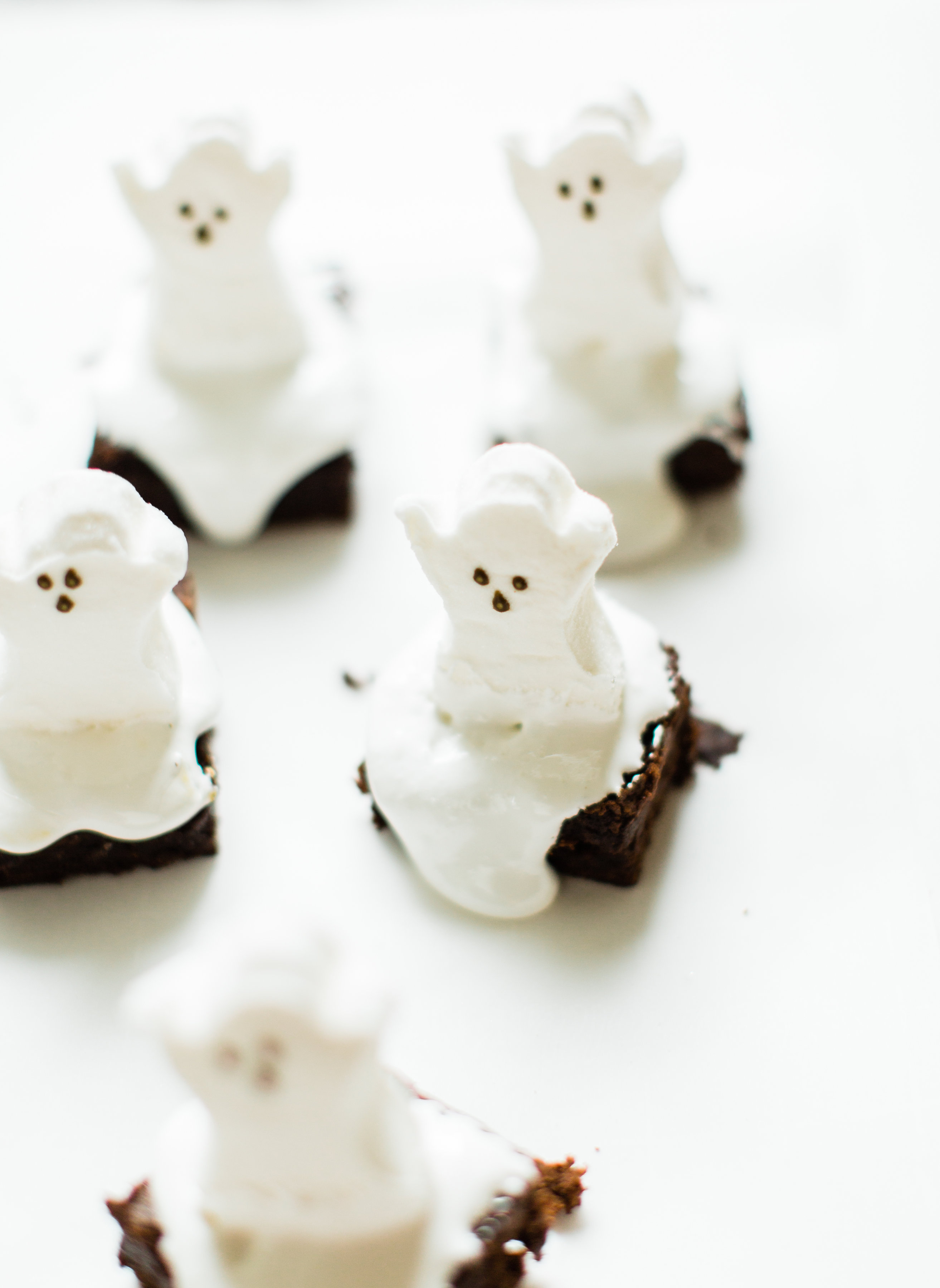 These spooky Halloween ghost brownies are delicious, adorable, and so easy to make. Kids and grownups alike will clamor for these haunted brownies! Click through for the details. #ghostbrownies #halloween #halloweendessert #halloweenbrownies #recipe #halloweenrecipe #diy #diyghostbrownies #halloweendesserts | glitterinc.com | @glitterinc