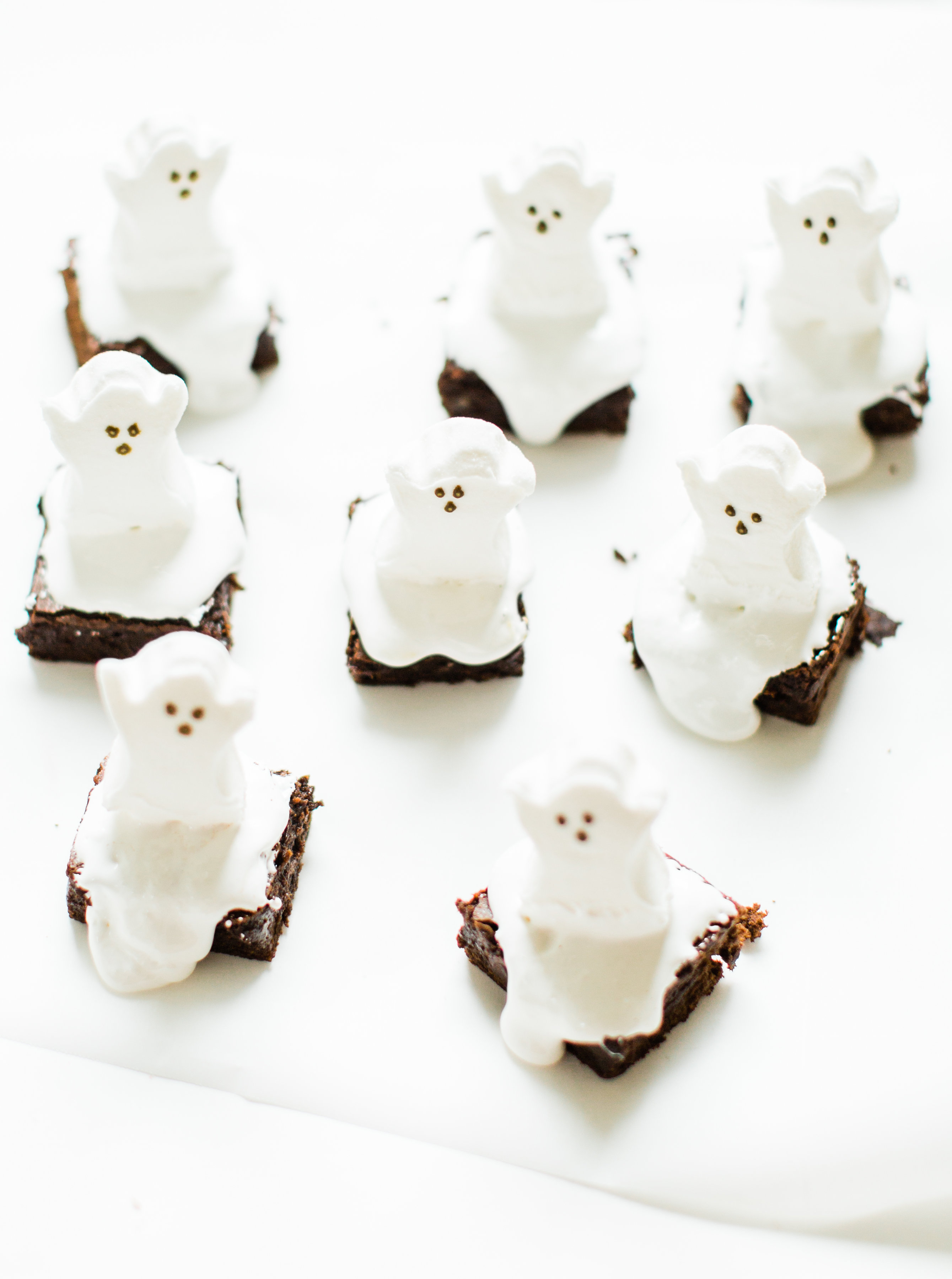 These spooky Halloween ghost brownies are delicious, adorable, and so easy to make. Kids and grownups alike will clamor for these haunted brownies! Click through for the details. #ghostbrownies #halloween #halloweendessert #halloweenbrownies #recipe #halloweenrecipe #diy #diyghostbrownies #halloweendesserts | glitterinc.com | @glitterinc