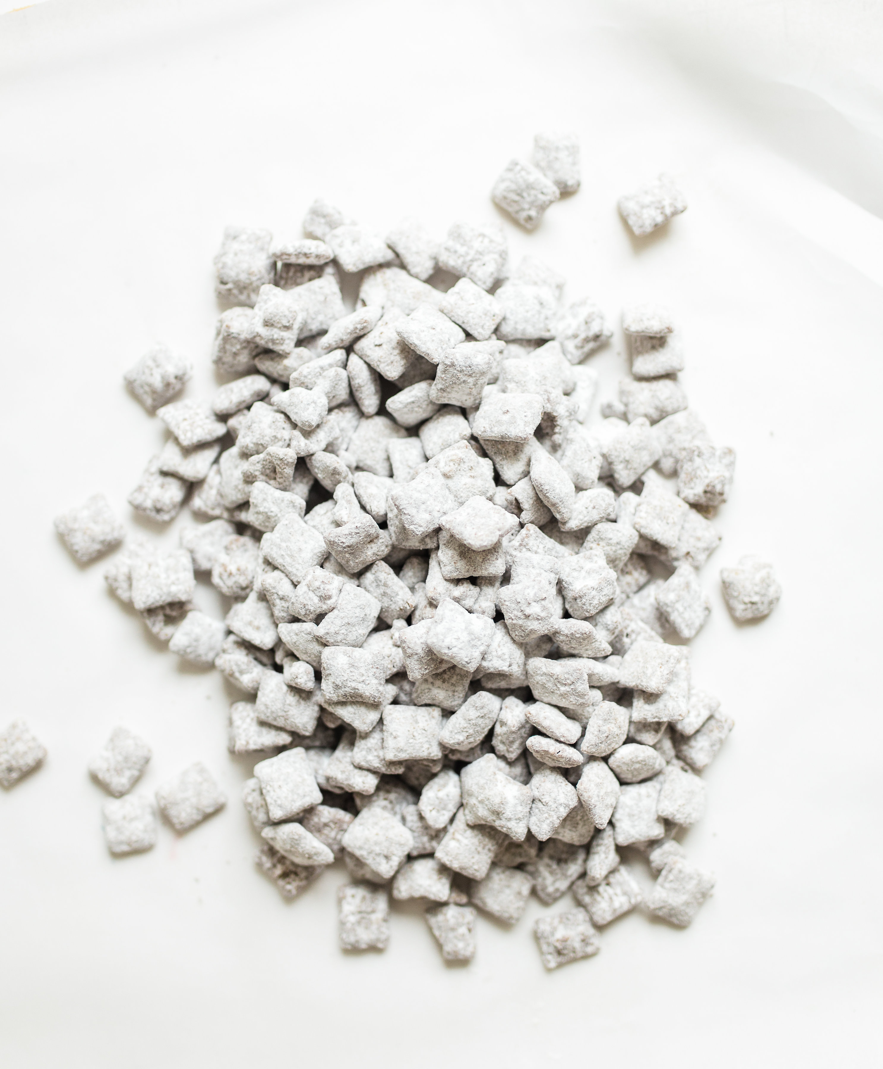 How to Make Classic Puppy Chow Muddy Buddies. #muddybuddies #puppychow #holidayrecipe #holidaaygift #dairyfree #vegan #vegandessert | glitterinc.com | @glitterinc