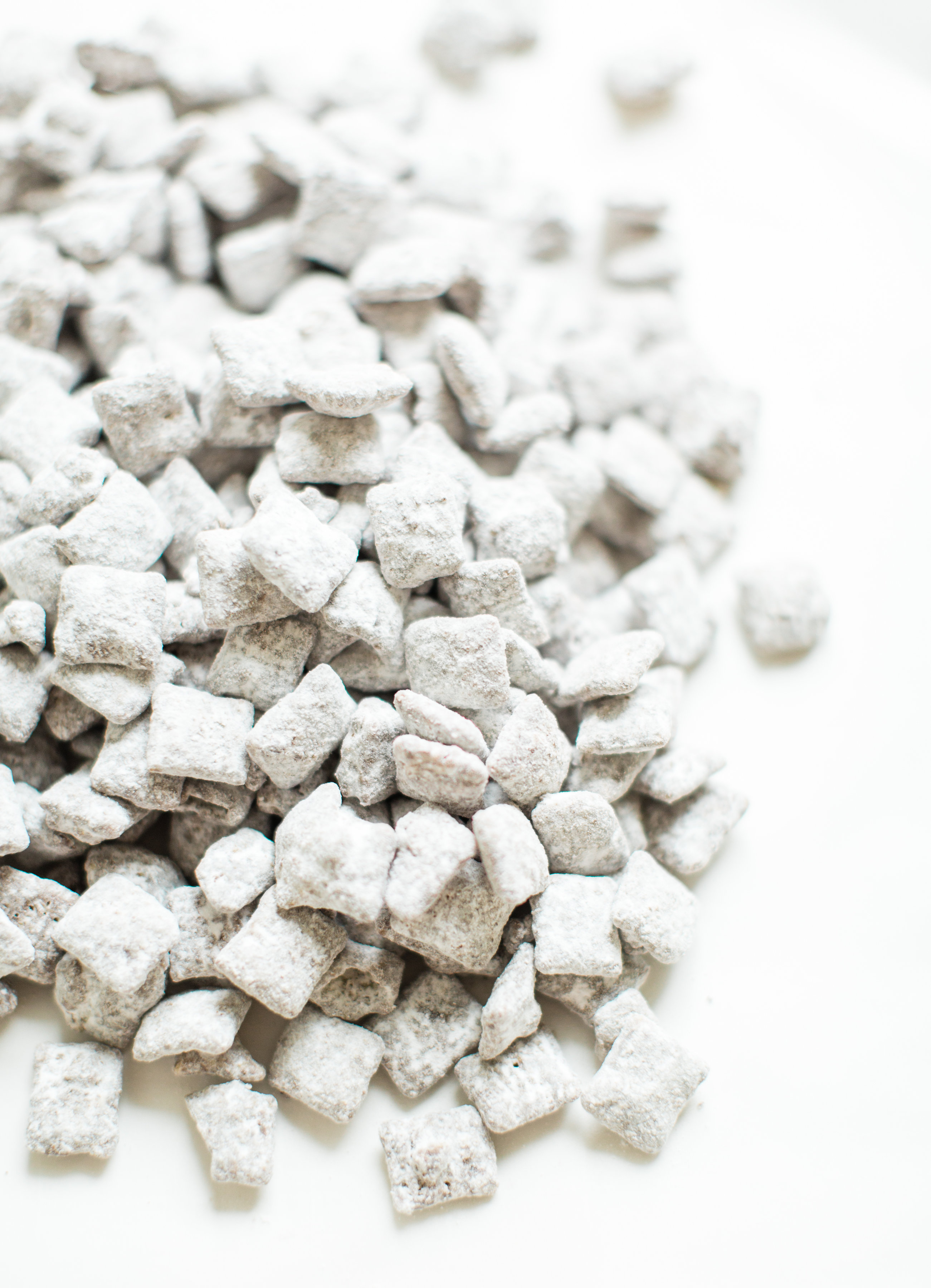 How to Make Classic “Puppy Chow” Muddy Buddies | @glitterinc