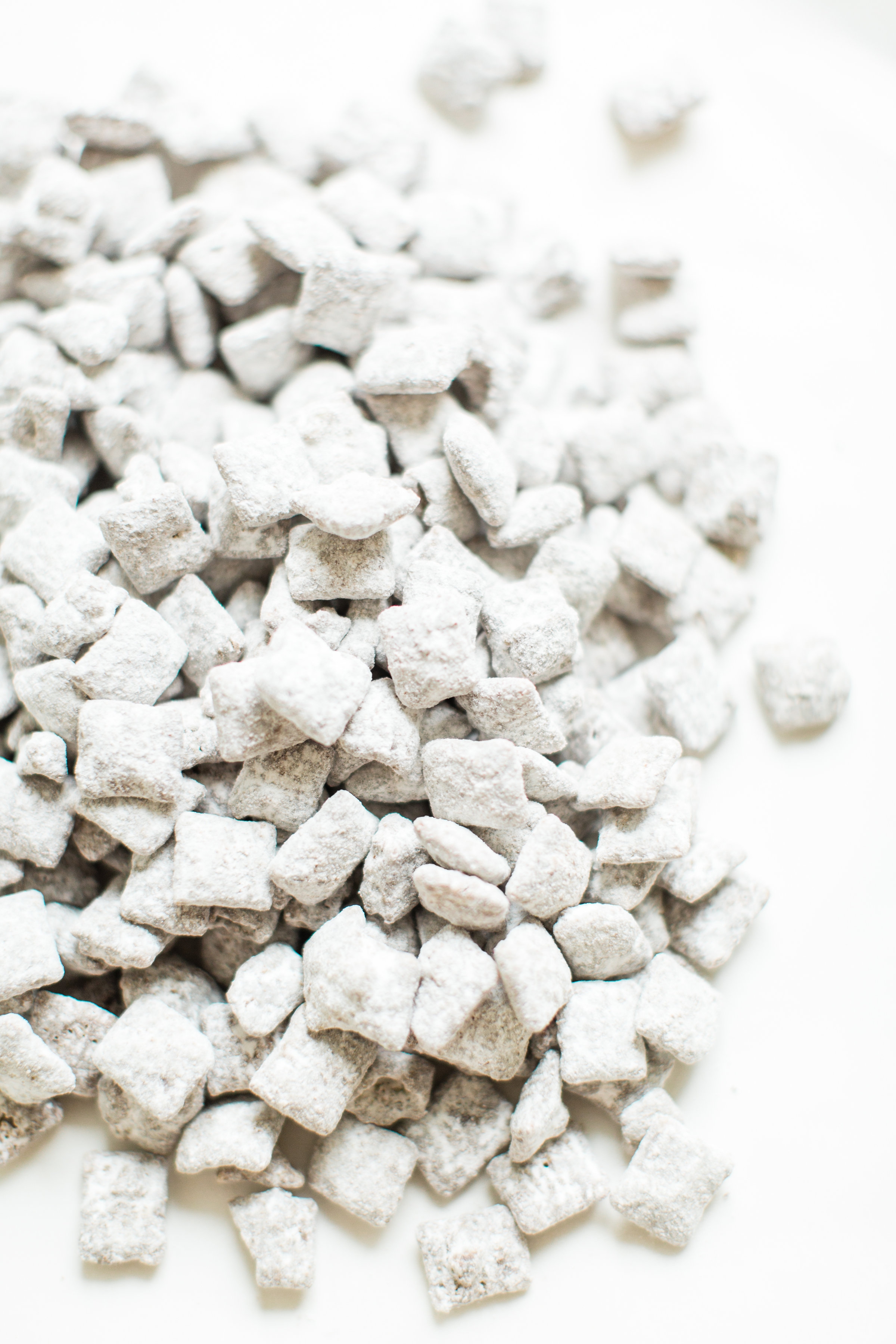 Positively addictive classic Puppy Chow Muddy Buddies - comes together in minutes, is no-bake, and can be made up in big batches - perfect for gifting! Click through for the recipe. #puppychow #holidayrecipe #holidaygift #dairyfree #vegan #vegandessert | glitterinc.com | @glitterinc