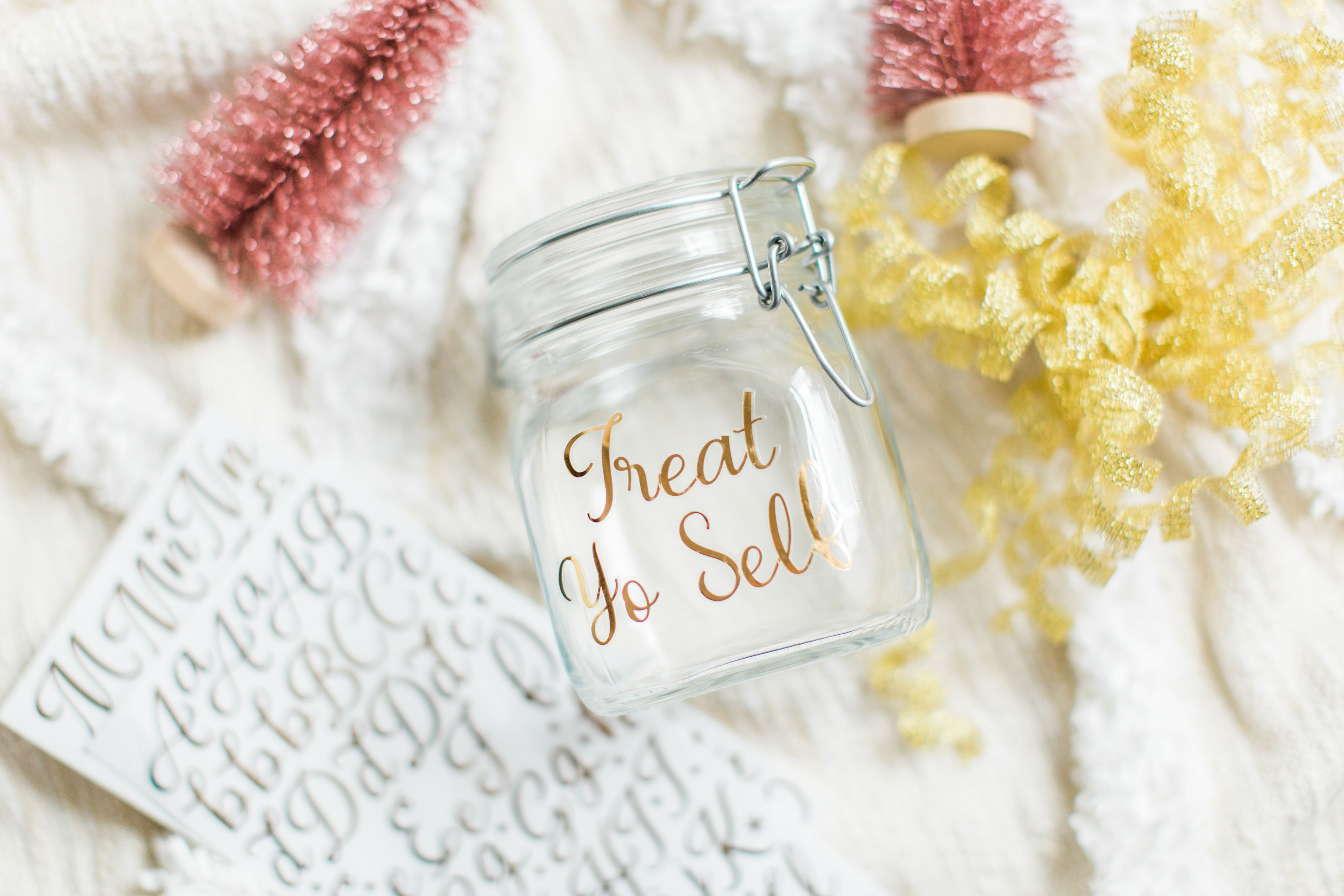 Looking for the perfect easy DIY gift for a friend, teacher, or beauty-lover in your life? I've got the cutest holiday gift idea for you: a DIY pedicure in a jar. Click through for the details. #giftgiving #teachergift #pedicureinajar #holidaydiy #diygift #homemadegift #holidaygifting #treatyoself | glitterinc.com | @glitterinc