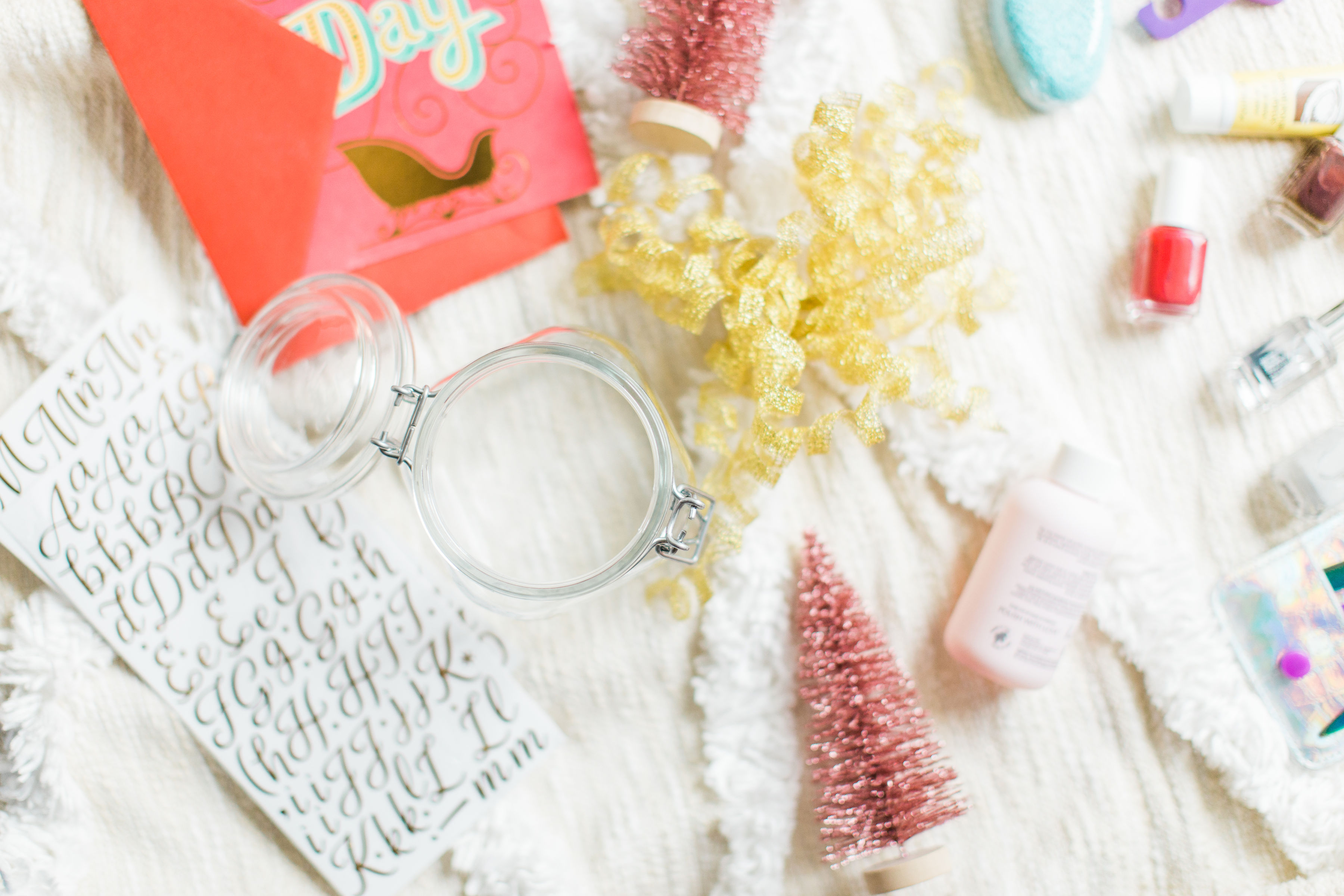 Looking for the perfect easy DIY gift for a friend, teacher, or beauty-lover in your life? I've got the cutest holiday gift idea for you: a DIY pedicure in a jar. Click through for the details. #giftgiving #teachergift #pedicureinajar #holidaydiy #diygift #homemadegift #holidaygifting #treatyoself | glitterinc.com | @glitterinc