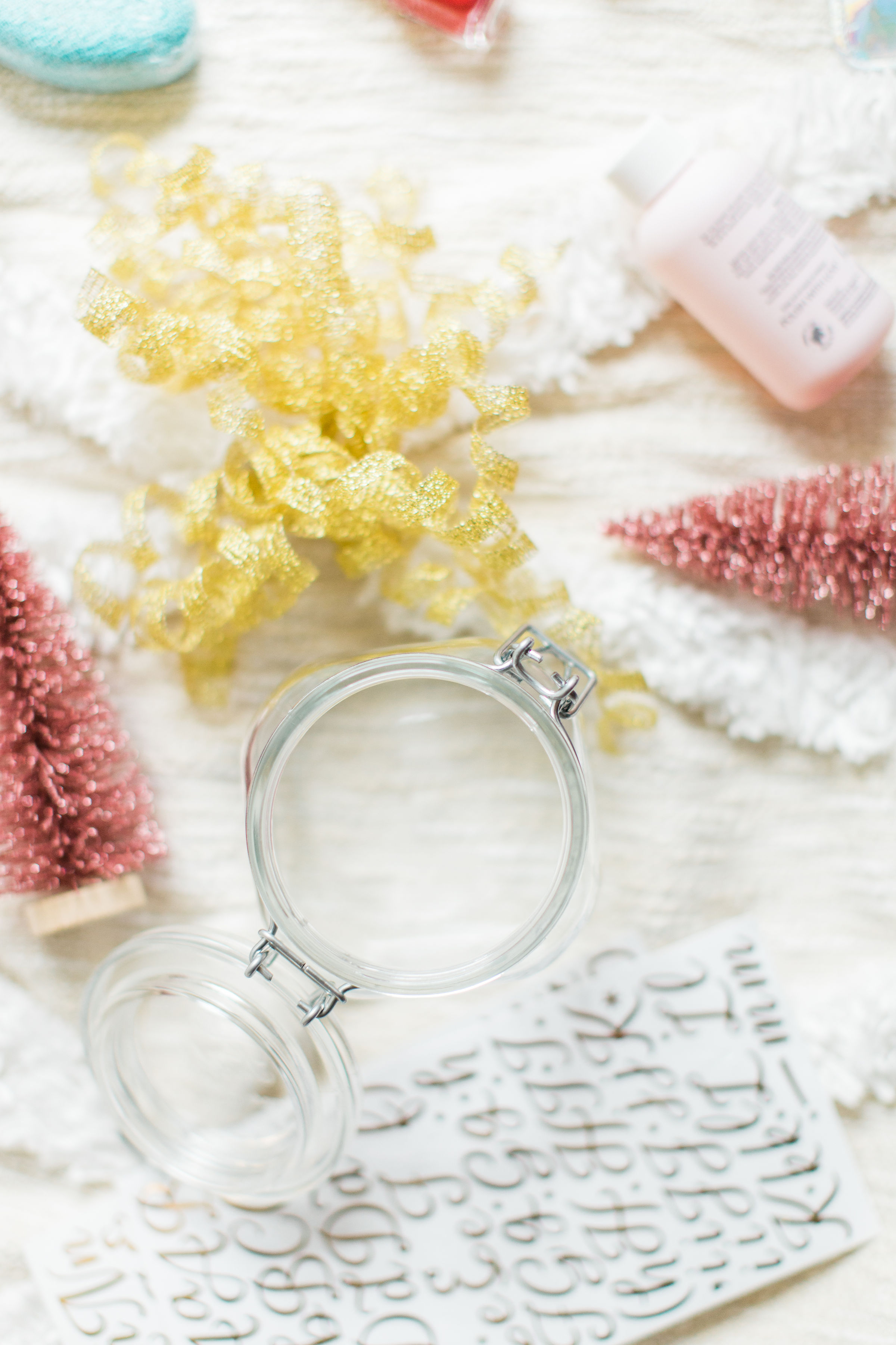 Looking for the perfect easy DIY gift for a friend, teacher, or beauty-lover in your life? I've got the cutest holiday gift idea for you: a DIY pedicure in a jar. Click through for the details. #giftgiving #teachergift #pedicureinajar #holidaydiy #diygift #homemadegift #holidaygifting #treatyoself | glitterinc.com | @glitterinc