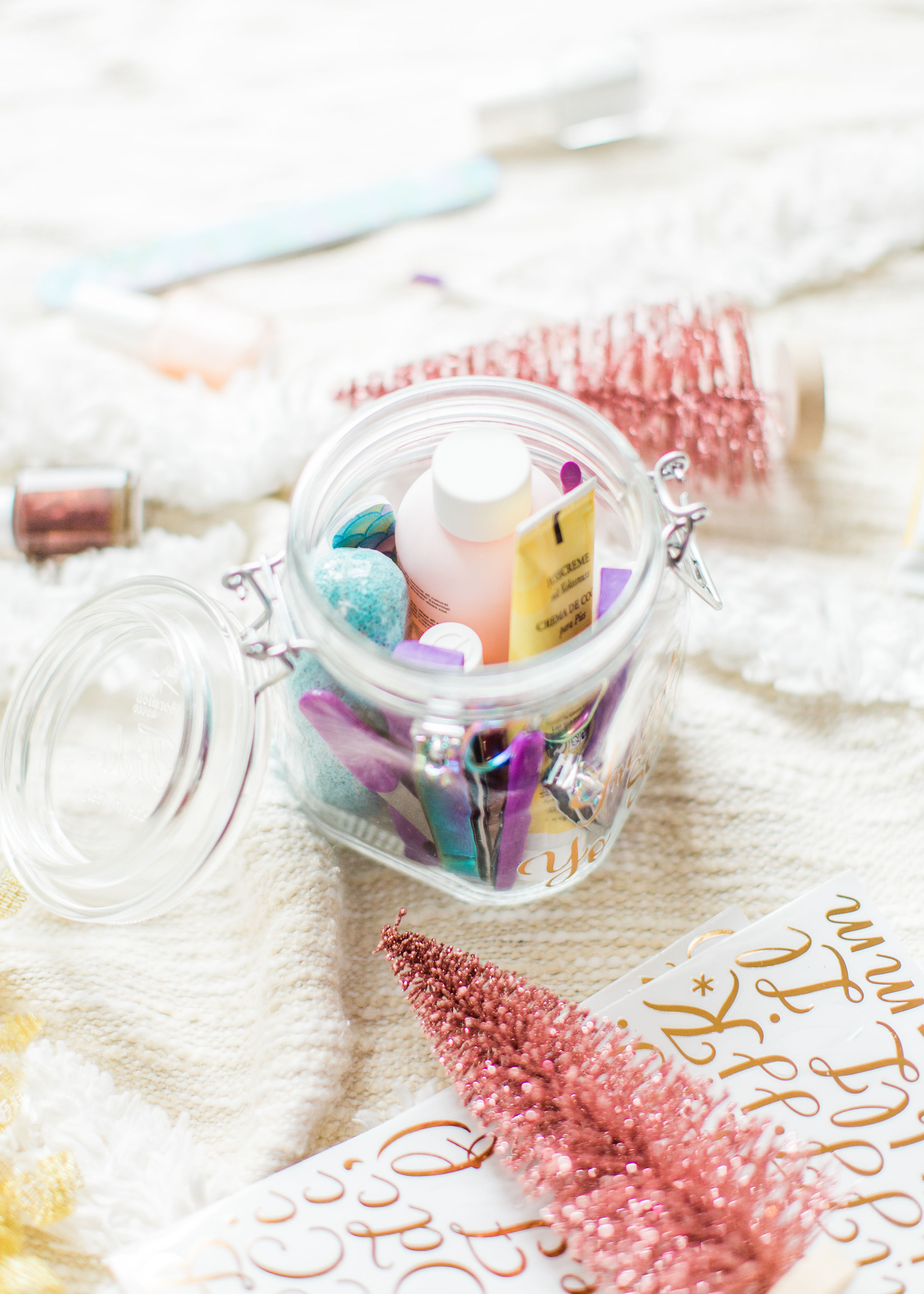 Looking for the perfect easy DIY gift for a friend, teacher, or beauty-lover in your life? I've got the cutest holiday gift idea for you: a DIY pedicure in a jar. Click through for the details. #giftgiving #teachergift #pedicureinajar #holidaydiy #diygift #homemadegift #holidaygifting | glitterinc.com | @glitterinc