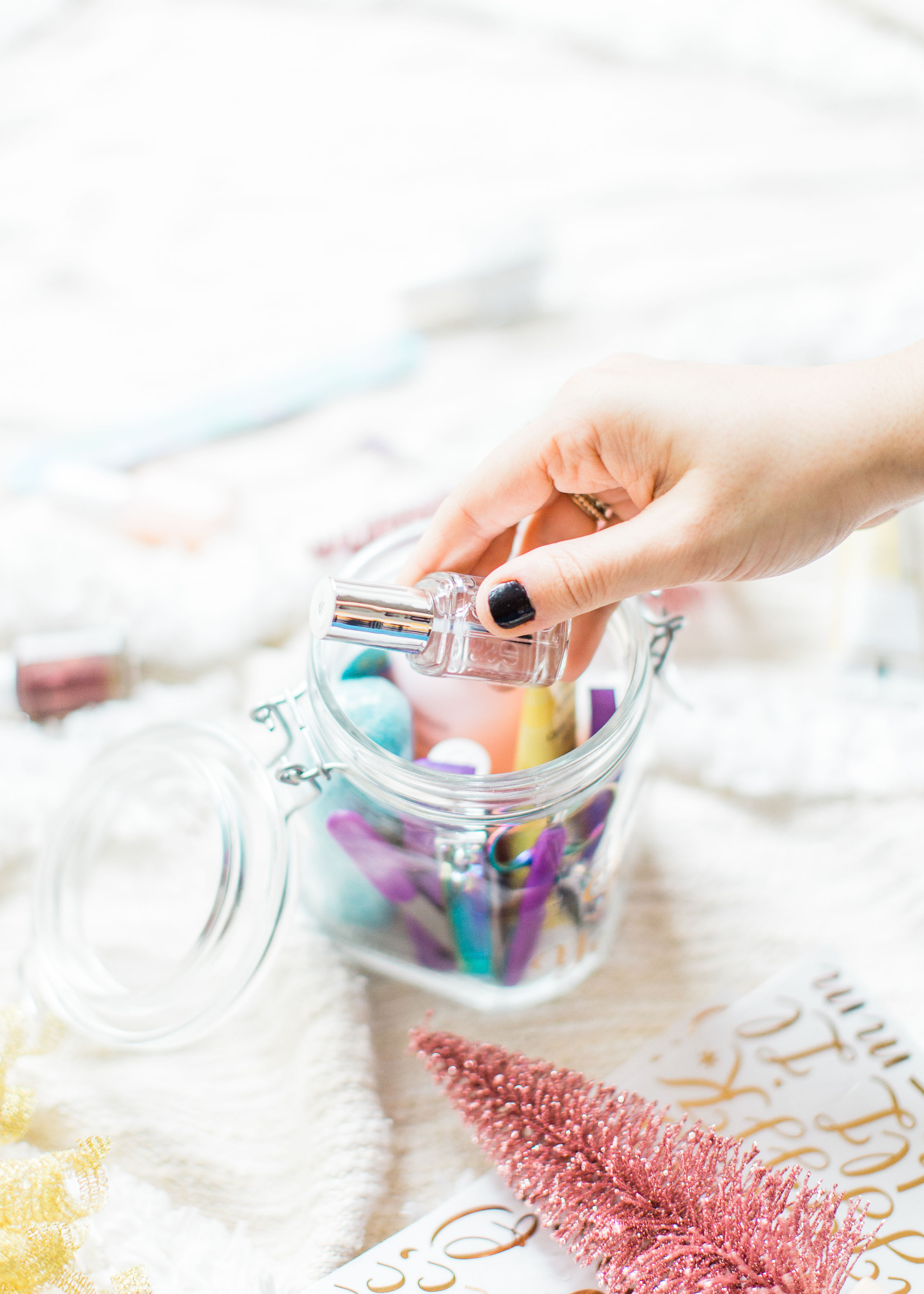 Looking for the perfect easy DIY gift for a friend, teacher, or beauty-lover in your life? I've got the cutest holiday gift idea for you: a DIY pedicure in a jar. Click through for the details. #giftgiving #teachergift #pedicureinajar #holidaydiy #diygift #homemadegift #holidaygifting #treatyoself | glitterinc.com | @glitterinc