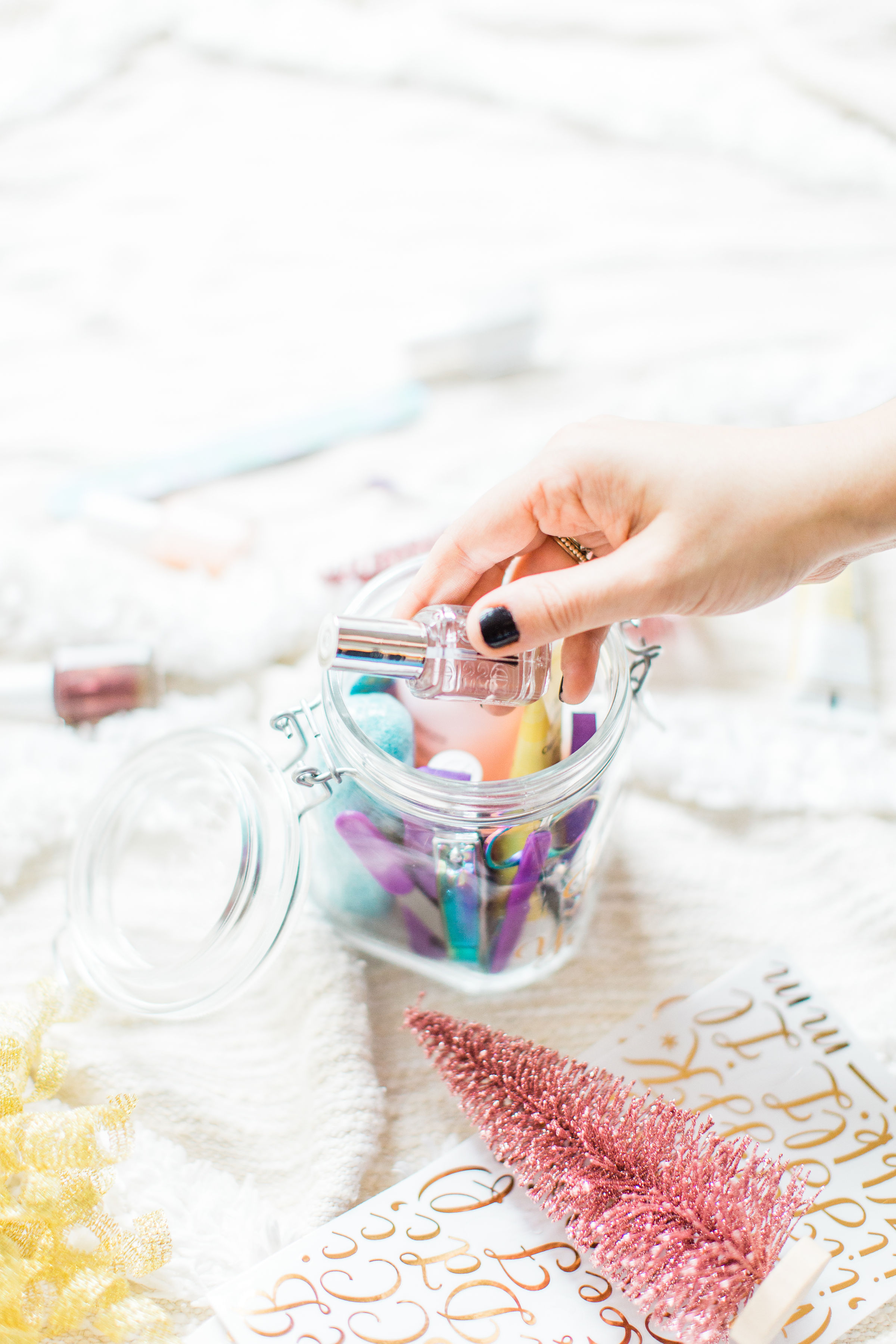 Looking for the perfect easy DIY gift for a friend, teacher, or beauty-lover in your life? I've got the cutest holiday gift idea for you: a DIY pedicure in a jar. Click through for the details. #giftgiving #teachergift #pedicureinajar #holidaydiy #homemadegift #holidaygifting #treatyoself | glitterinc.com | @glitterinc