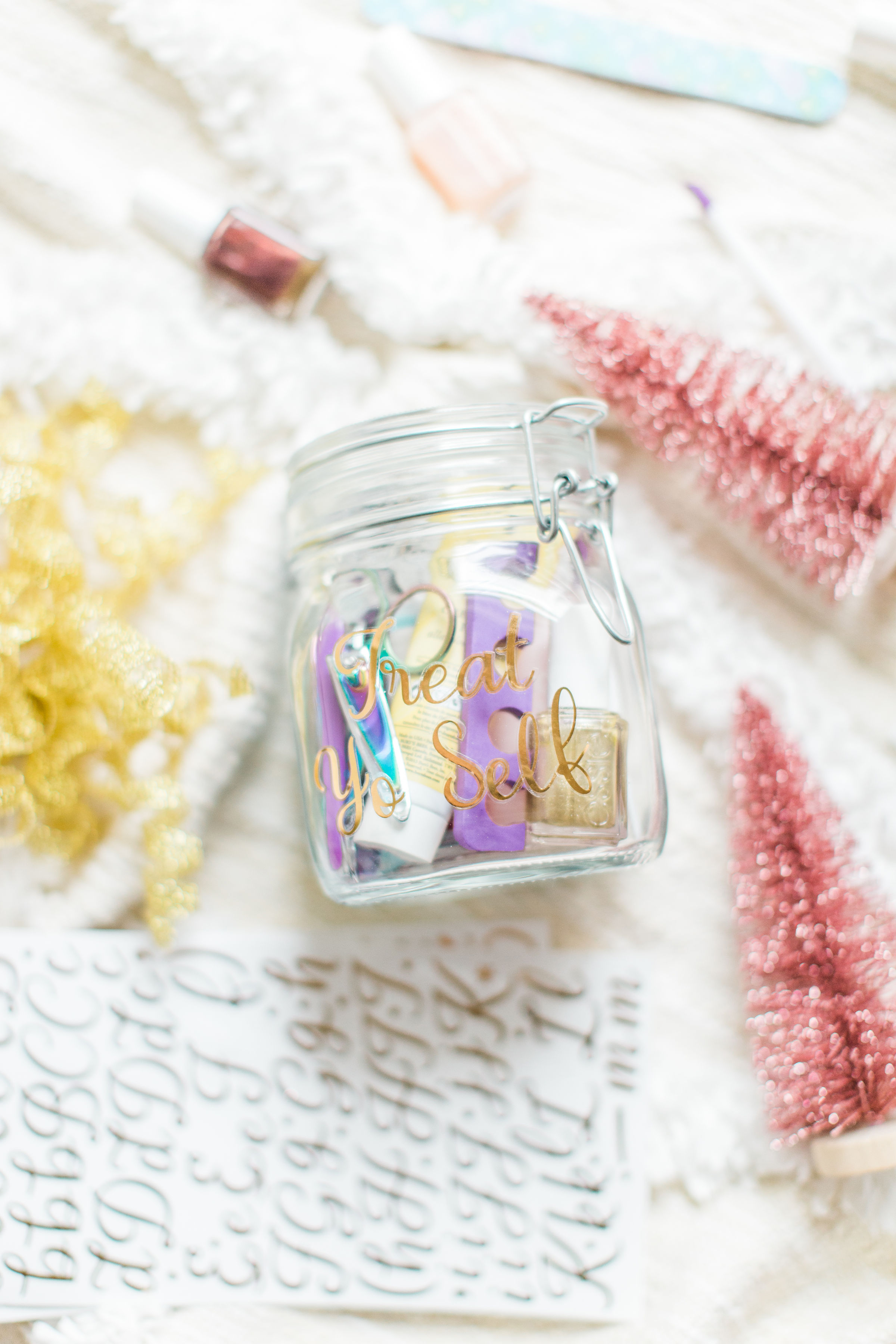 Looking for the perfect easy DIY gift for a friend, teacher, or beauty-lover in your life? I've got the cutest holiday gift idea for you: a DIY pedicure in a jar. Click through for the details. #giftgiving #teachergift #pedicureinajar #holidaydiy #diygift #homemadegift #holidaygifting | glitterinc.com | @glitterinc