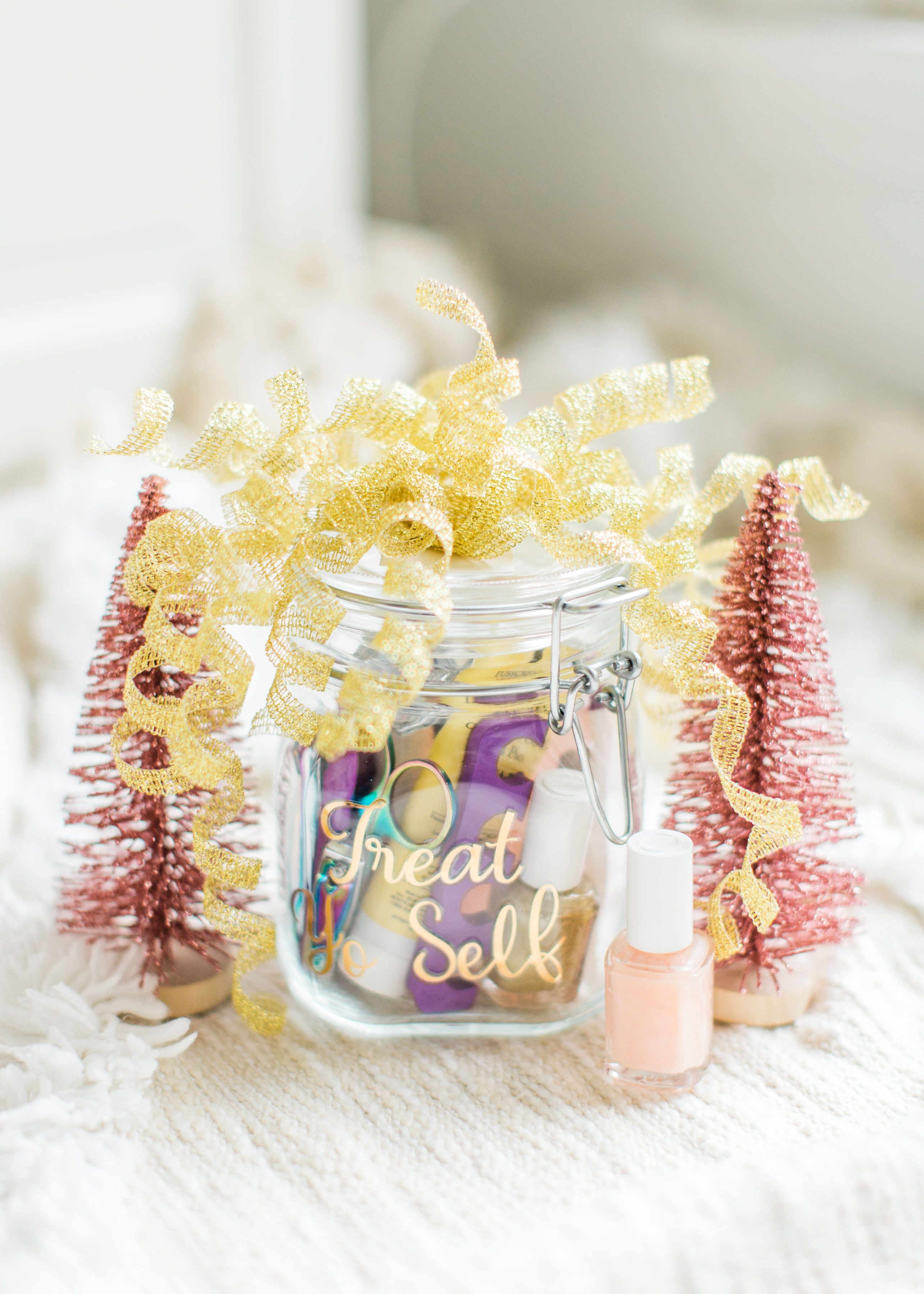 Looking for the perfect easy DIY gift for a friend, teacher, or beauty-lover in your life? I've got the cutest holiday gift idea for you: a DIY pedicure in a jar. Click through for the details.  #teachergift #pedicureinajar #holidaydiy #diygift #homemadegift #holidaygifting #treatyoself | glitterinc.com | @glitterinc