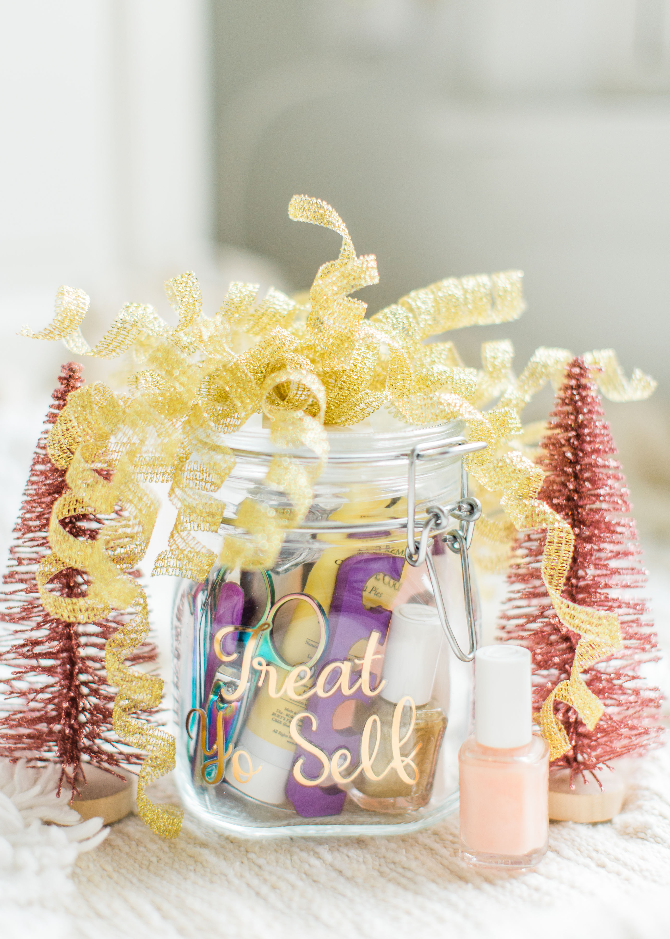 Looking for the perfect easy DIY gift for a friend, teacher, or beauty-lover in your life? I've got the cutest holiday gift idea for you: a DIY pedicure in a jar. Click through for the details. #giftgiving #teachergift #pedicureinajar #holidaydiy #diygift #homemadegift #holidaygifting #treatyoself | glitterinc.com 