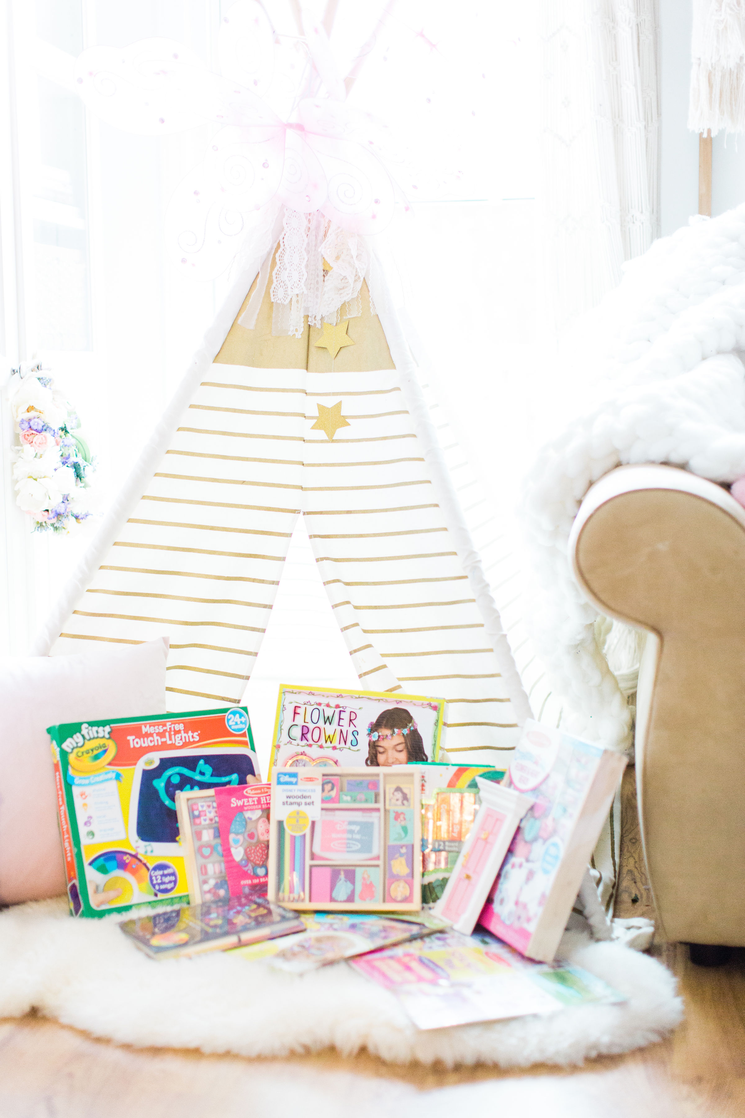 Searching for the perfect holiday gift for the little kids in your life? Fret not; I've rounded up all of the best toys and crafts that little kids will not only love, but use for years to come! Click through for the details. #giftguide #kidstoys | glitterinc.com | @glitterinc