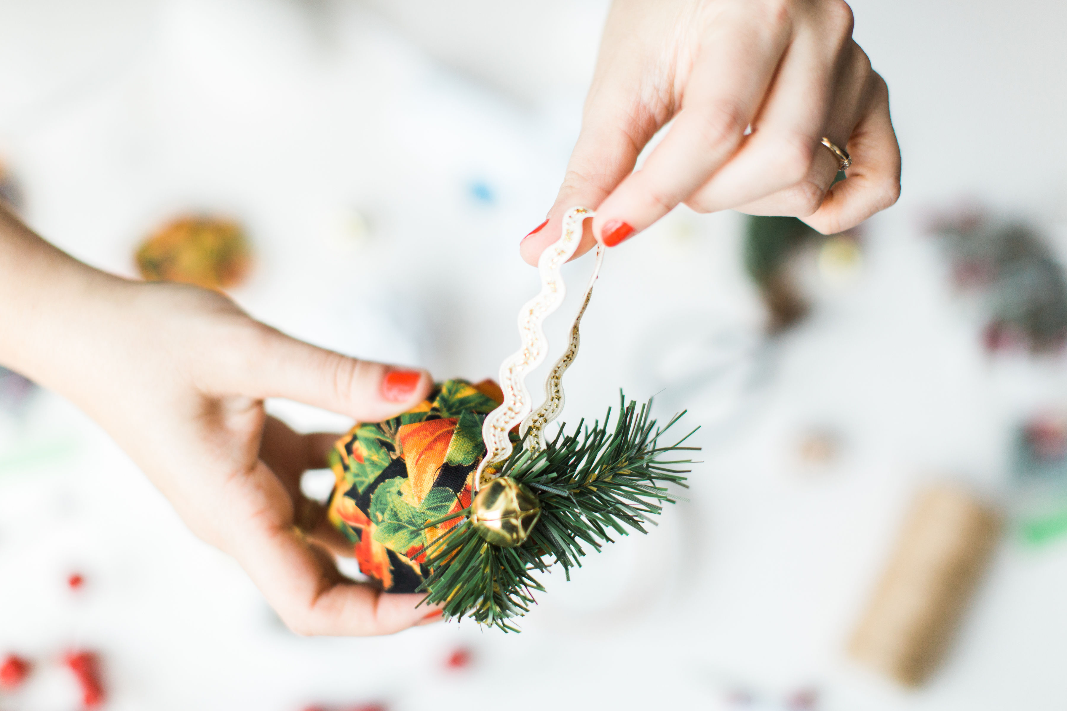 Looking for a fun Christmas craft to make this holiday season? DIY folded fabric pinecones make the prettiest ornaments, are perfect as gift toppers, and use up leftover fabric scraps - no sewing required. Click through for the details. #diyfabricpinecones #christmascraft #holidaycraft #holidaydiy #christmasdiy #nosew | glitterinc.com | @glitterinc