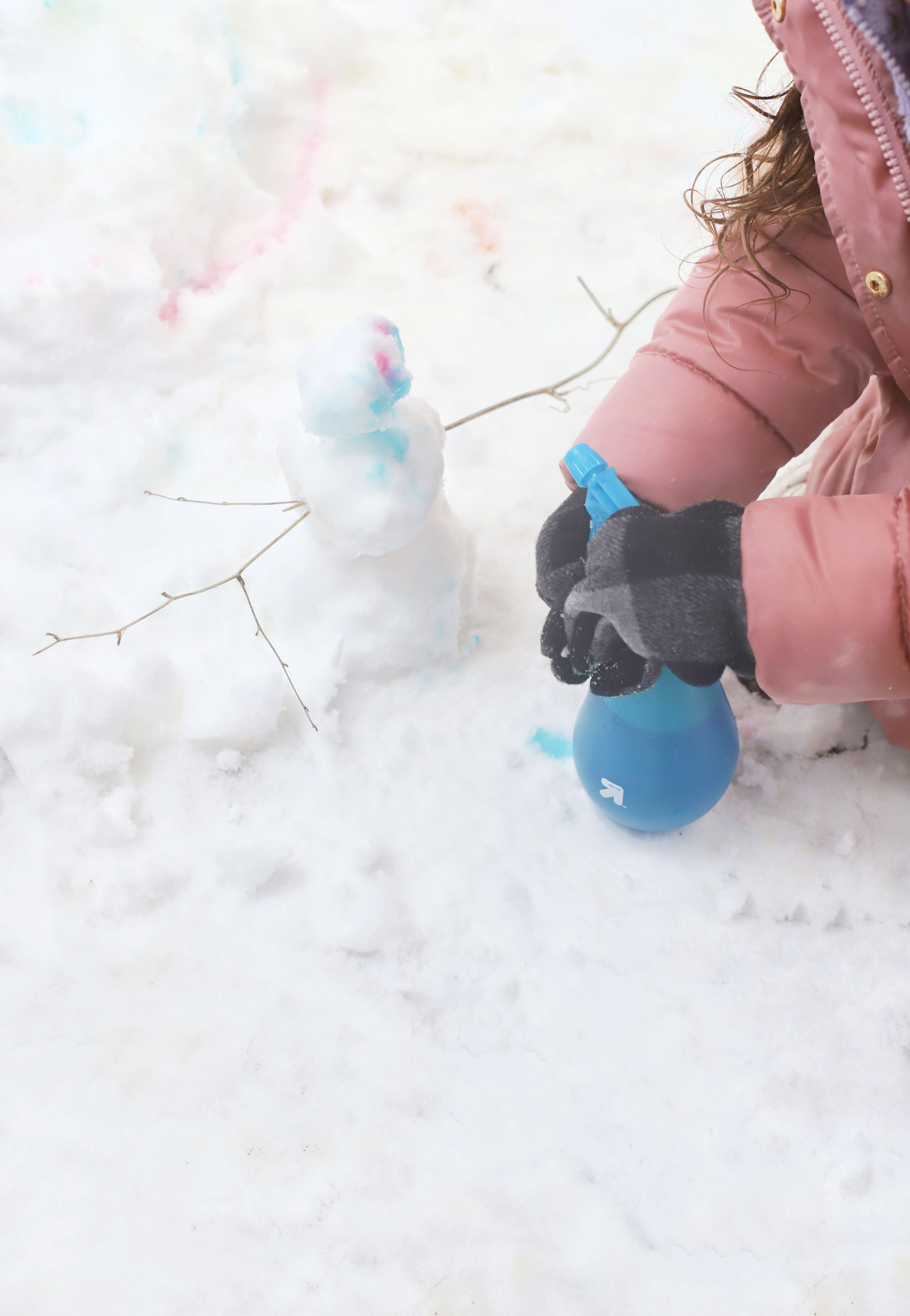 First Snow of the Season + a Fun Way to Paint Snow with Kids. Click through for the DIY. #snowday #snowactivities #snowfun #howtopaintsnow #snowspraypaint | glitterinc.com | @glitterinc