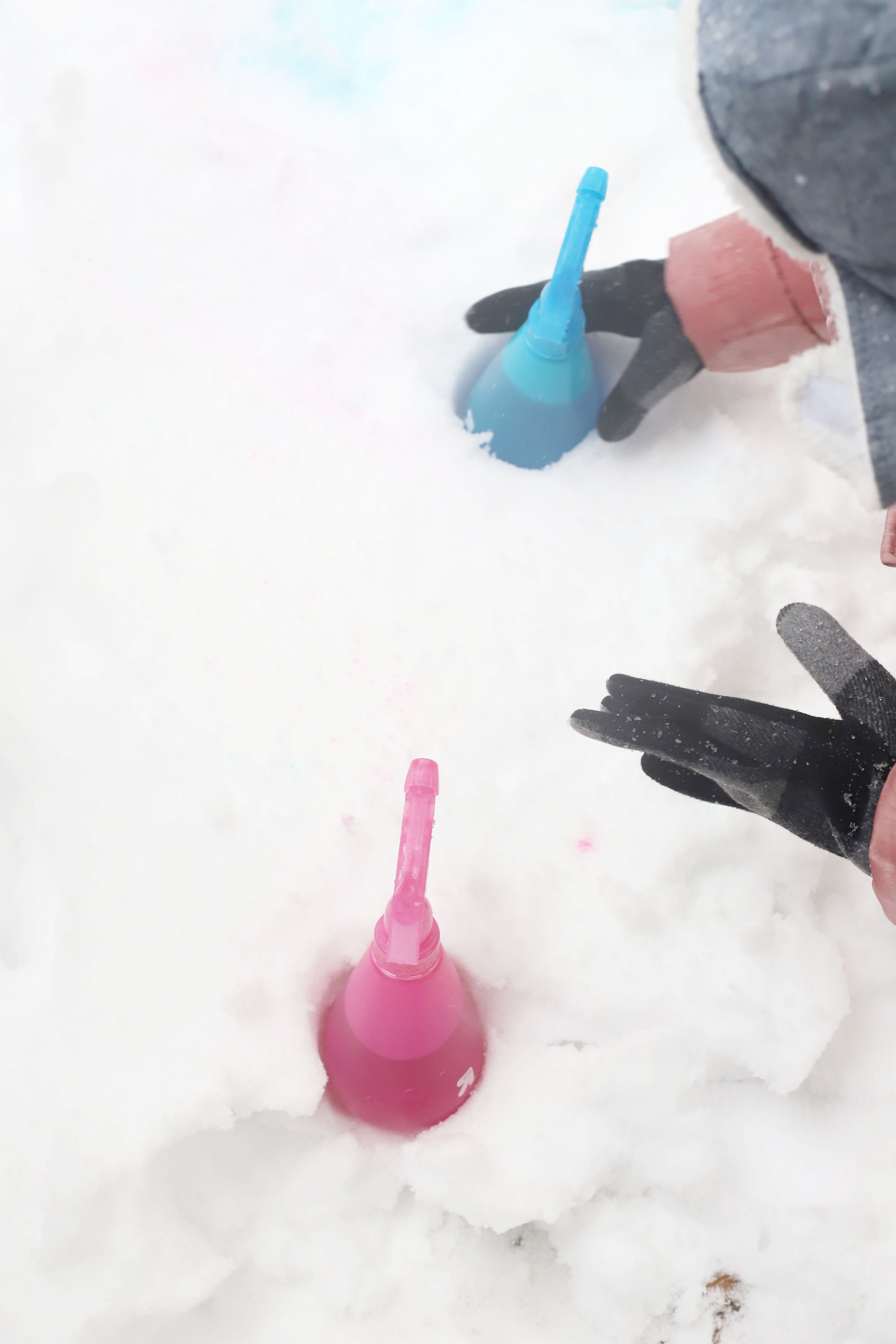 First Snow of the Season + a Fun Way to Paint Snow with Kids. Click through for the DIY. #snowpaint #snowactivities #snowfun #howtopaintsnow #snowspraypaint | glitterinc.com | @glitterinc