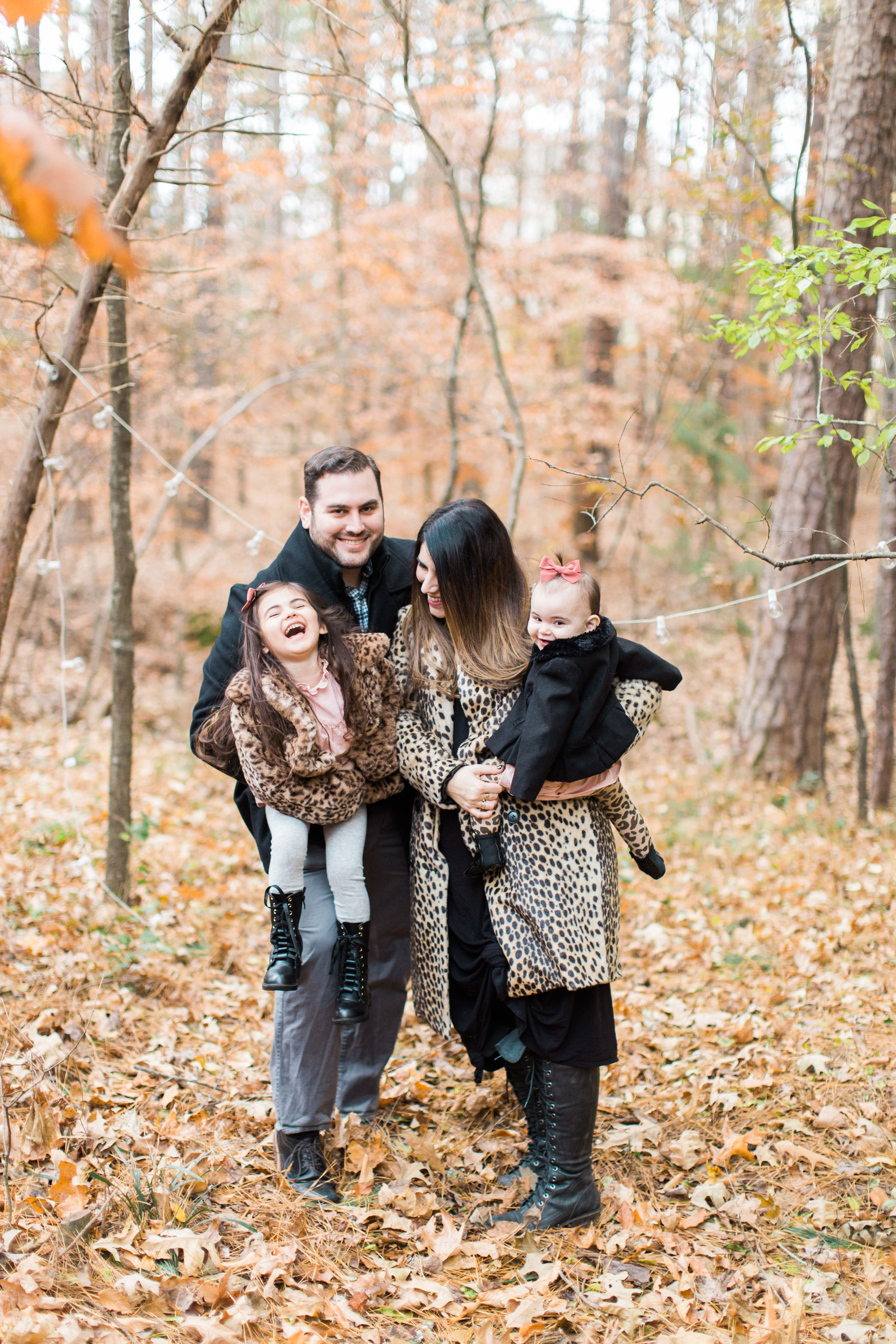 Family Holiday Looks. #holidaycards #familyholidaycards #familypictures | glitterinc.com | @glitterinc