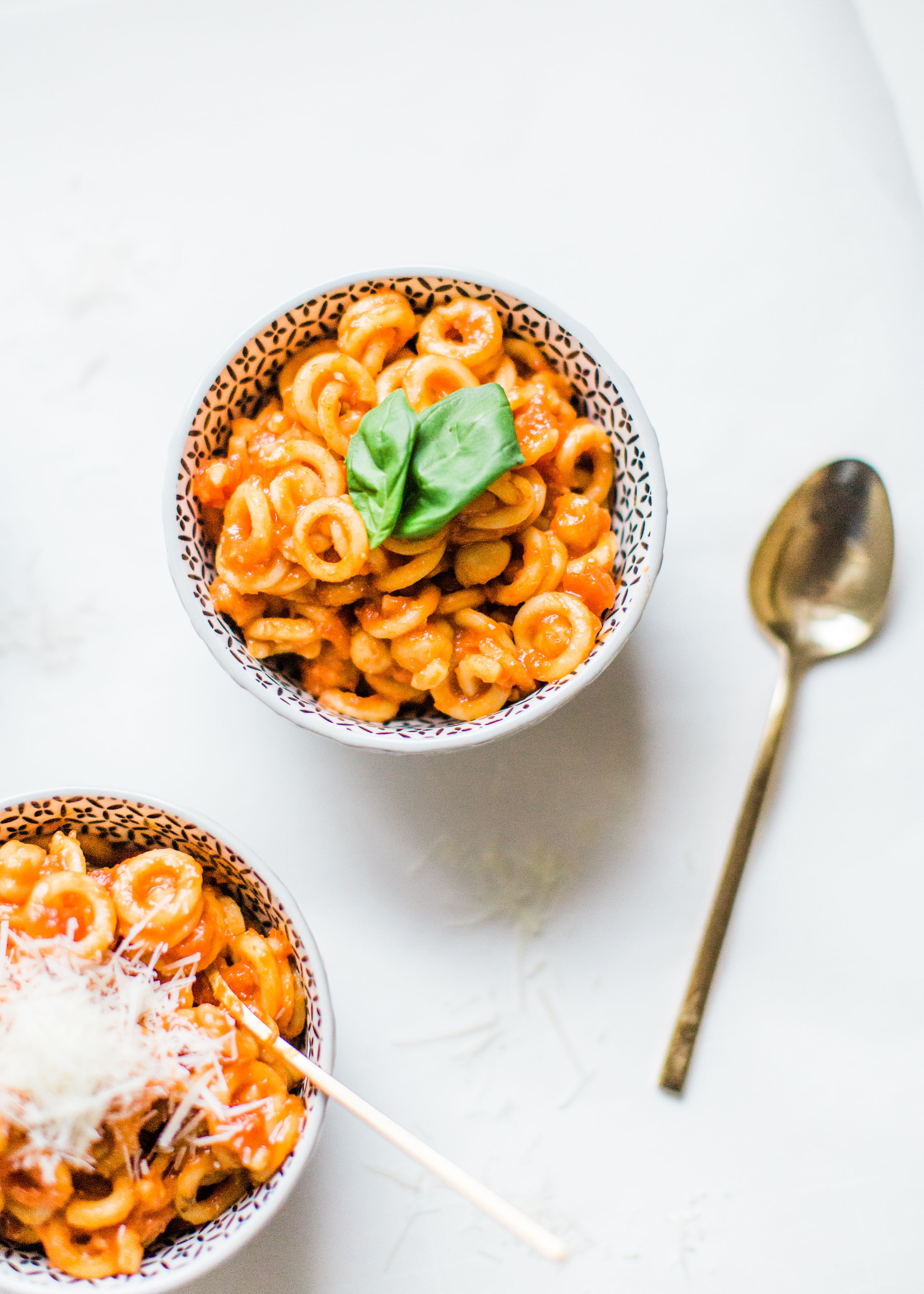 Looking for a delicious one-pot 30-minute vegetarian dinner your whole family will love? Pasta e Ceci; a.k.a., the classic Roman recipe for hearty pasta and chickpeas are the modern day healthy Spaghettios, and OH MY GOSH, they are good! Click through for the recipe. #grownupspaghettios #spaghettios #healthydinner #vegetarianmeal #vegetariandinner #pastaececi #pastaandchickpeas #onepotmeal #onepotdinner #easydinner | glitterinc.com | @glitterinc