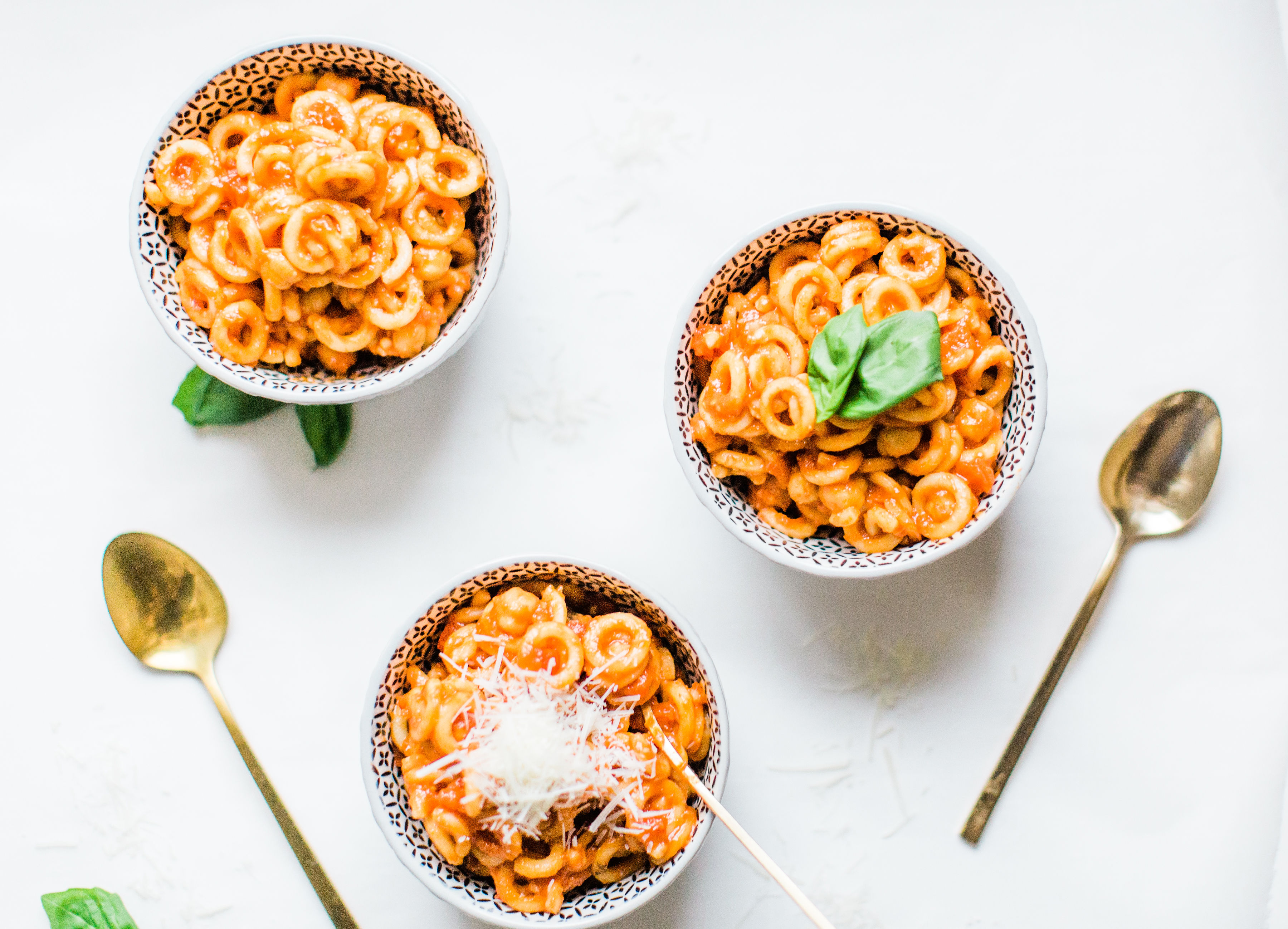 Looking for a delicious one-pot 30-minute vegetarian dinner your whole family will love? Pasta e Ceci; a.k.a., the classic Roman recipe for hearty pasta and chickpeas are the modern day healthy Spaghettios, and OH MY GOSH, they are good! Click through for the recipe. #grownupspaghettios #spaghettios #healthydinner #vegetarianmeal #pastaececi #pastaandchickpeas #onepotmeal #onepotdinner #easydinner | glitterinc.com | @glitterinc