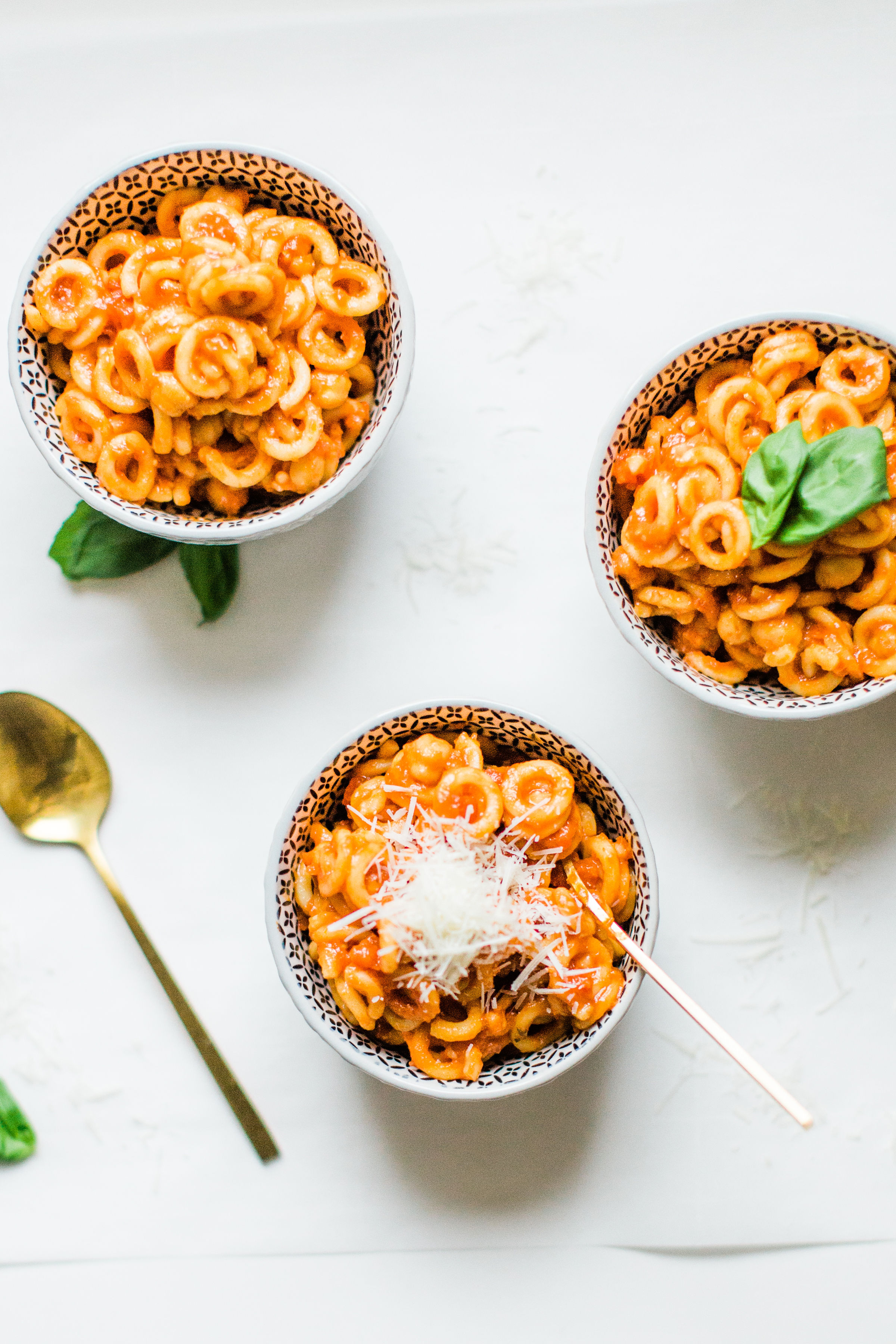 Looking for a delicious one-pot 30-minute vegetarian dinner your whole family will love? Pasta e Ceci; a.k.a., the classic Roman recipe for hearty pasta and chickpeas are the modern day healthy Spaghettios, and OH MY GOSH, they are good! Click through for the recipe. #grownupspaghettios #spaghettios #healthydinner #vegetarianmeal #vegetariandinner #pastaececi #pastaandchickpeas #onepotmeal #onepotdinner #easydinner | glitterinc.com | @glitterinc