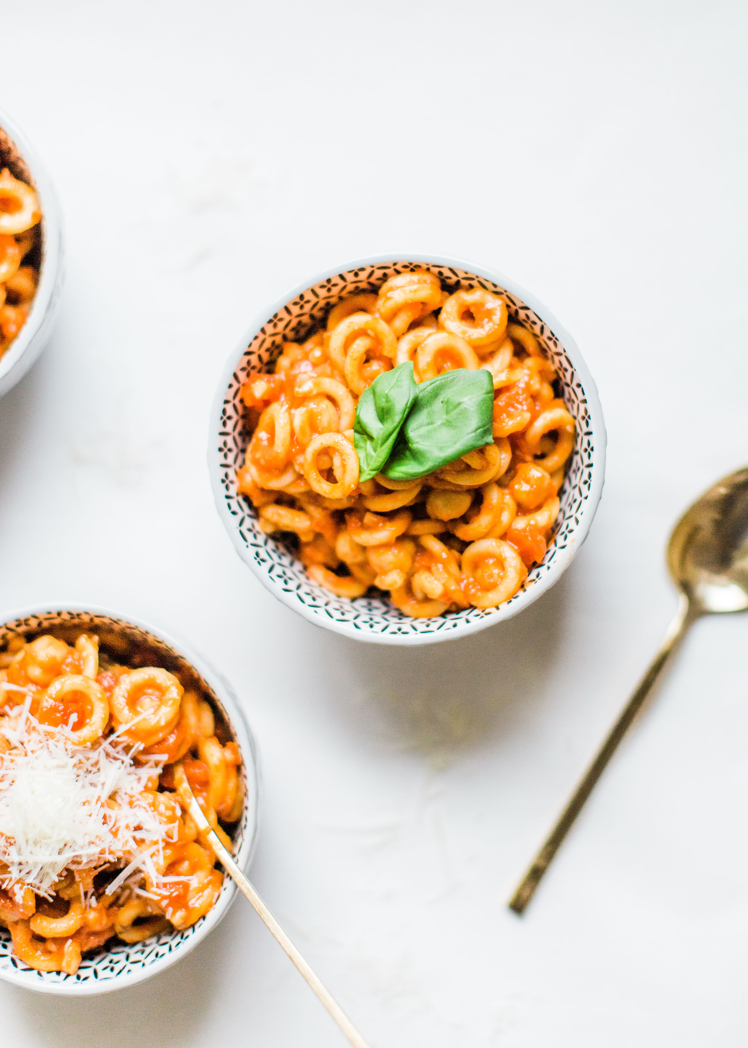 Looking for a delicious one-pot 30-minute vegetarian dinner your whole family will love? Pasta e Ceci; a.k.a., the classic Roman recipe for hearty pasta and chickpeas are the modern day healthy Spaghettios, and OH MY GOSH, they are good! Click through for the recipe. #grownupspaghettios #spaghettios #healthydinner #vegetarianmeal #vegetariandinner #pastaececi #pastaandchickpeas #onepotmeal #onepotdinner #easydinner | glitterinc.com | @glitterinc