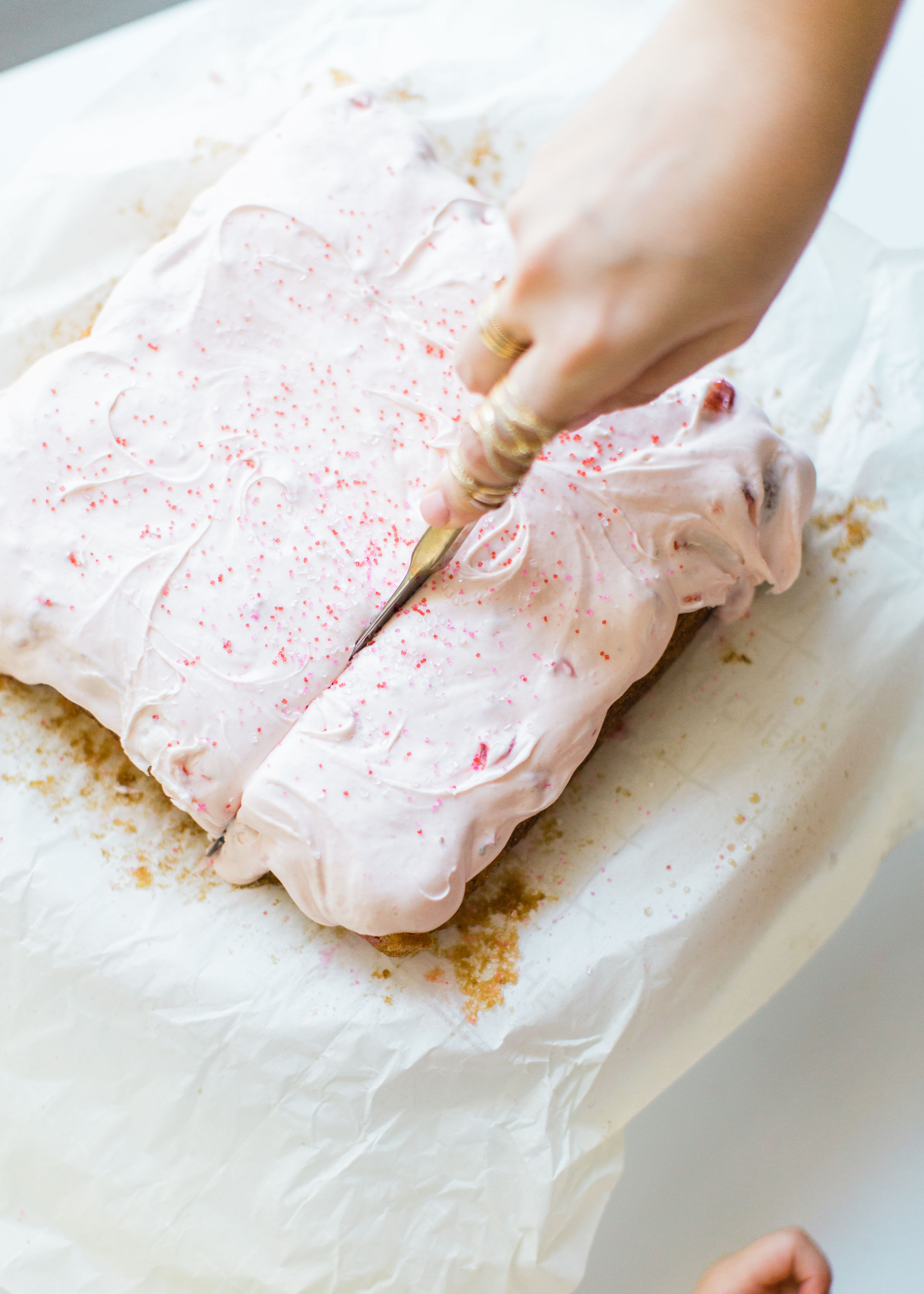 How to Make Easy Strawberry Cake (Your Whole Family Will Love!)