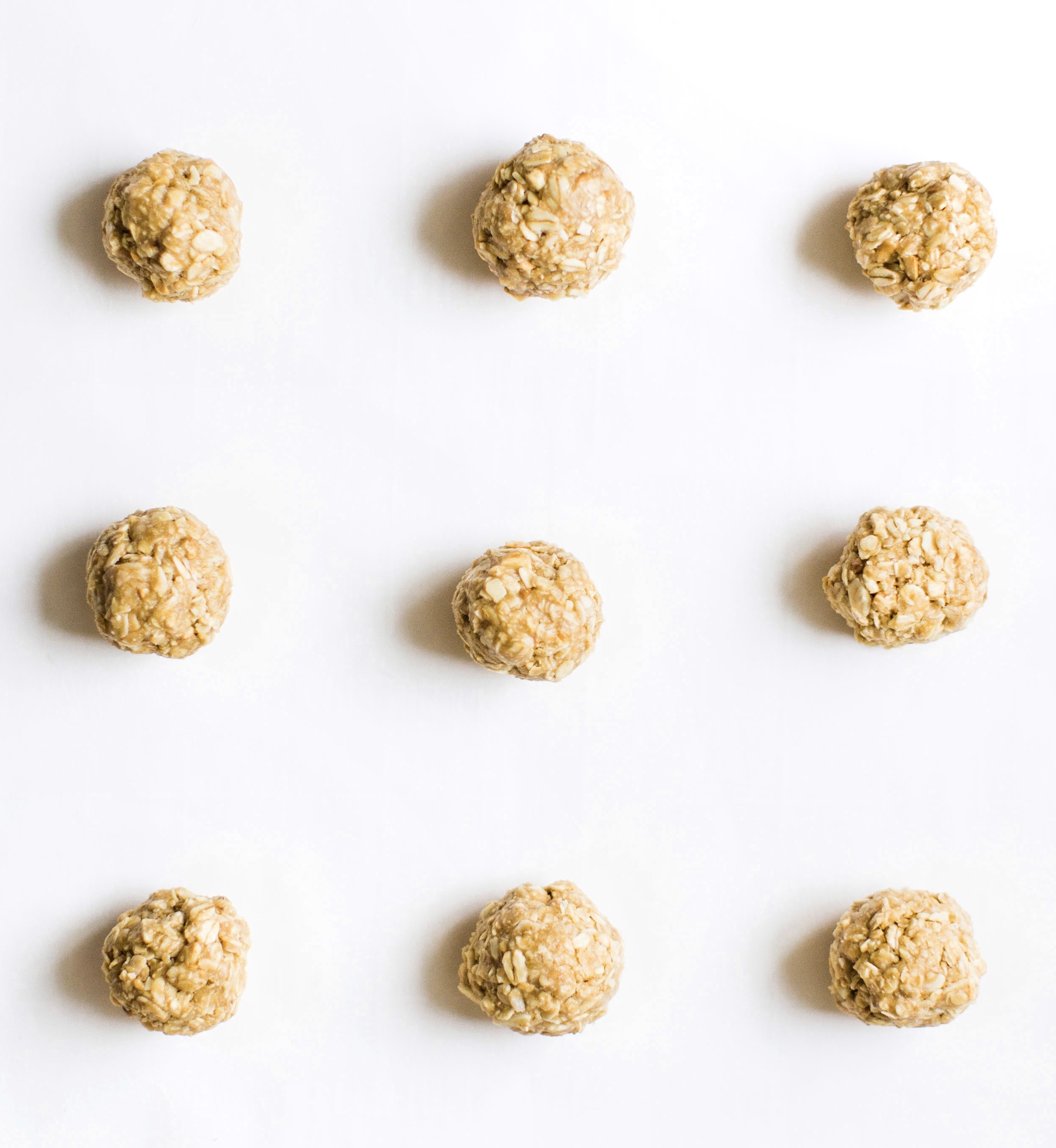 These no-bake energy bites are easy to make, the perfect combination of sweet and salty, have plenty of added protein thanks to the peanut butter, and kids absolutely love them because they're basically delicious no-bake cookies! Click through for the recipe. #snack #energybites #nobake #nobakecookies #healthysnack #kidssnack | glitterinc.com | @glitterinc