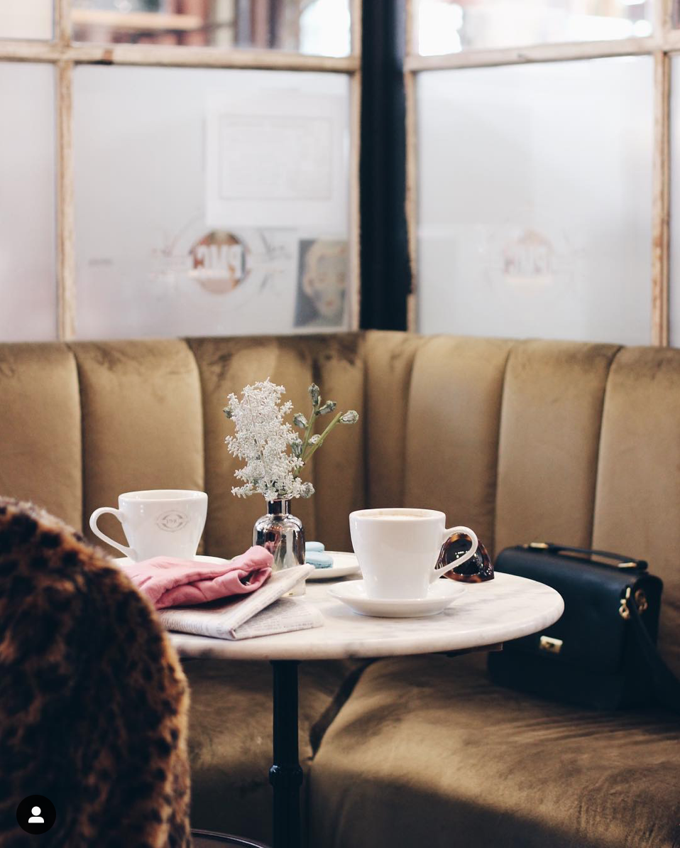 Lifestyle blogger Lexi of Glitter, Inc. shares a few little love notes to the things she loved most this week, including a trip to Chicago, the best advice ever received, peach upside down cakes, this chic coffee shop captured by @saramueller and more. | glitterinc.com | @glitterinc