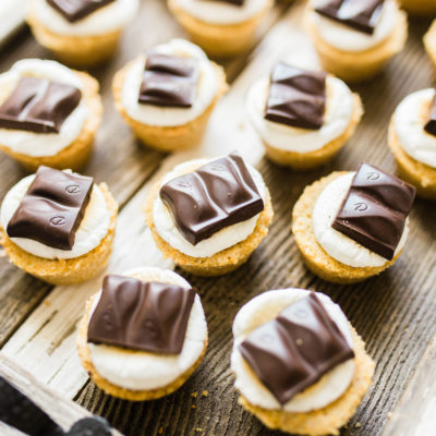 Move over campfire s'mores, these s'more cookie cups, made with perfectly sweet and chewy graham cracker cookie cups topped with toasted marshmallows and rich chunks of chocolate, are giving the classic dessert a run for its money. Click through for the recipe. | glitterinc.com | @glitterinc