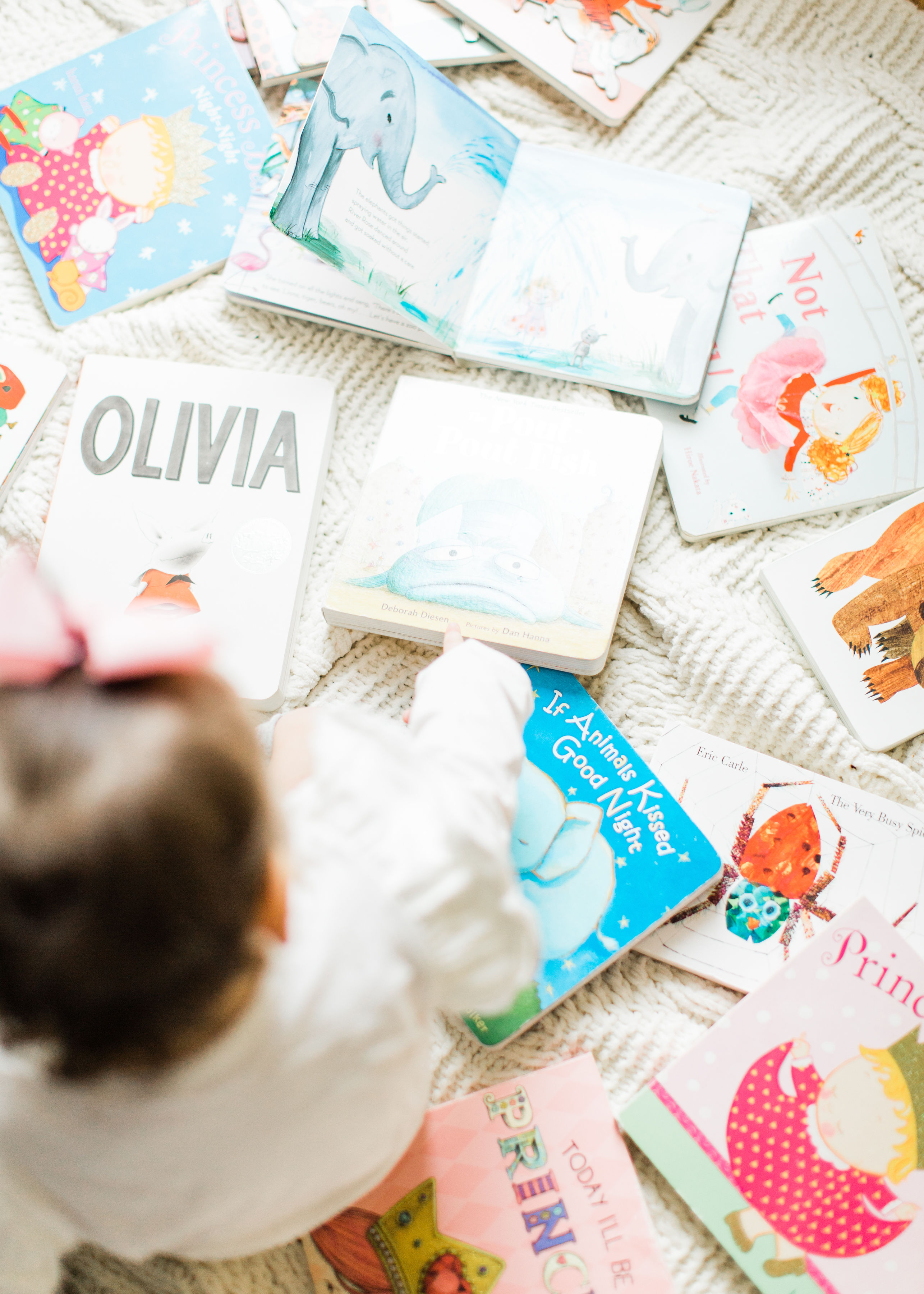 Because we absolutely adore our ever-growing book collection, we are sharing a whole bunch of our favorites; a.k.a., the board books we think work best for the baby and toddler years, to create lasting memories. | glitterinc.com | @glitterinc