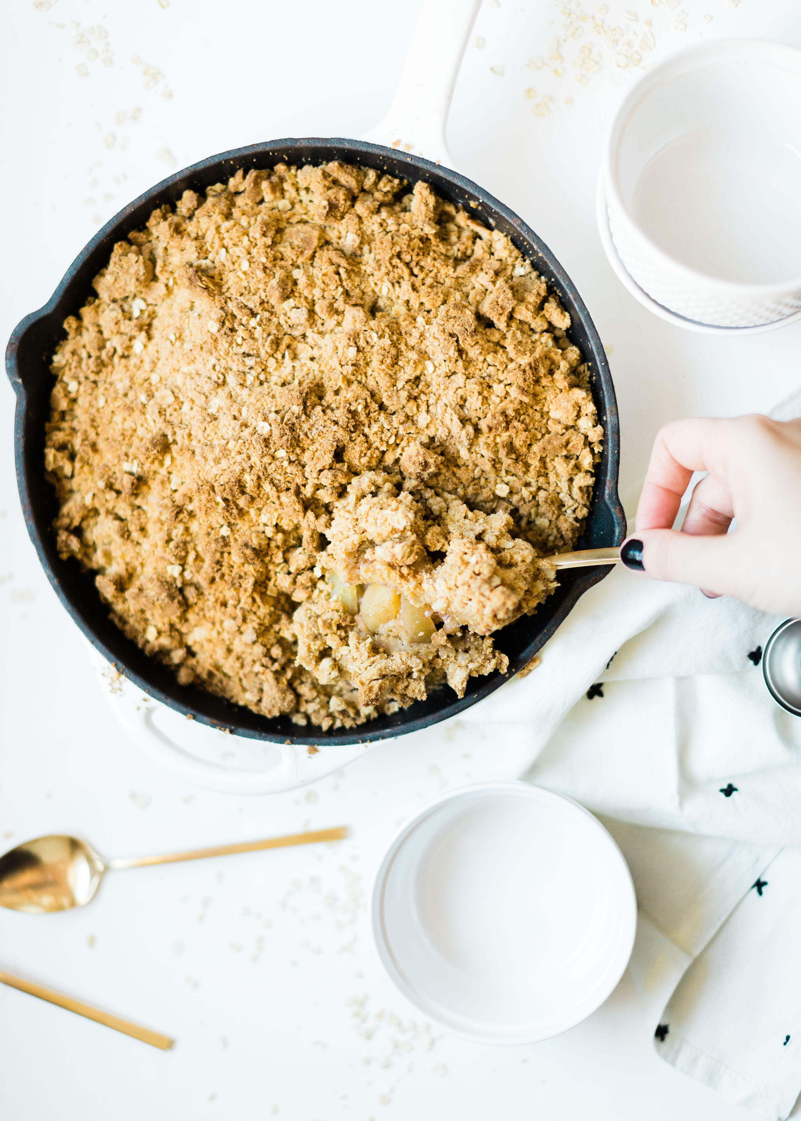 Apple crisp, a classic dessert recipe | glitterinc.com | @glitterinc