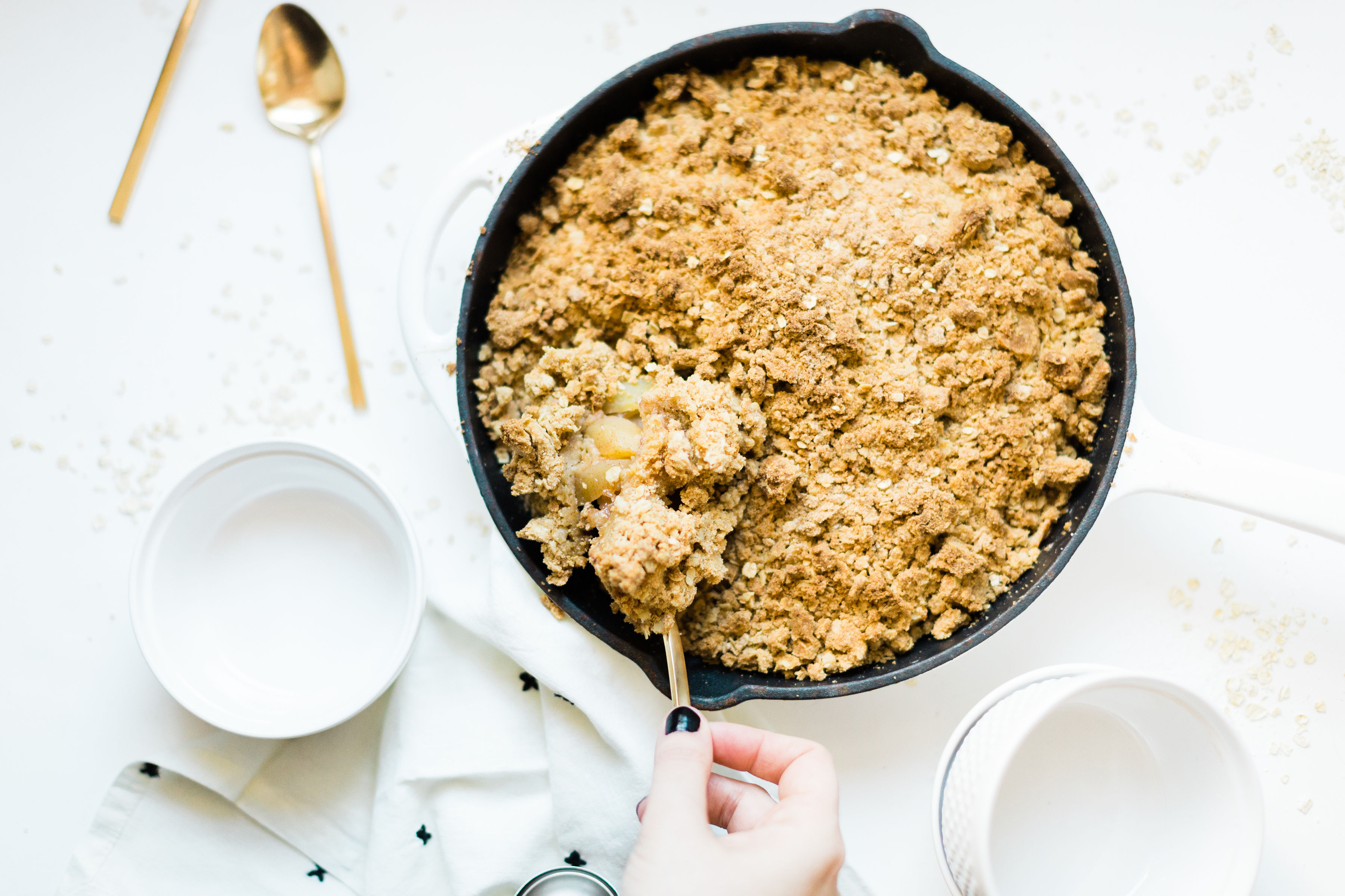 This amazing skillet apple crumble is filled with juicy apples baked into sticky, caramel-y, gooey perfection, and topped with a buttery crisp meets crumble topping that is decadently crumbly, a little bit doughy, with plenty of crunch. Click through for the #recipe. #crumble #crisp #applecrumble #applecrisp #fruitcrumble #fruitcrisp #dessert #skilletcrumble #skilletcrisp #skilletdessert | glitterinc.com | @glitterinc