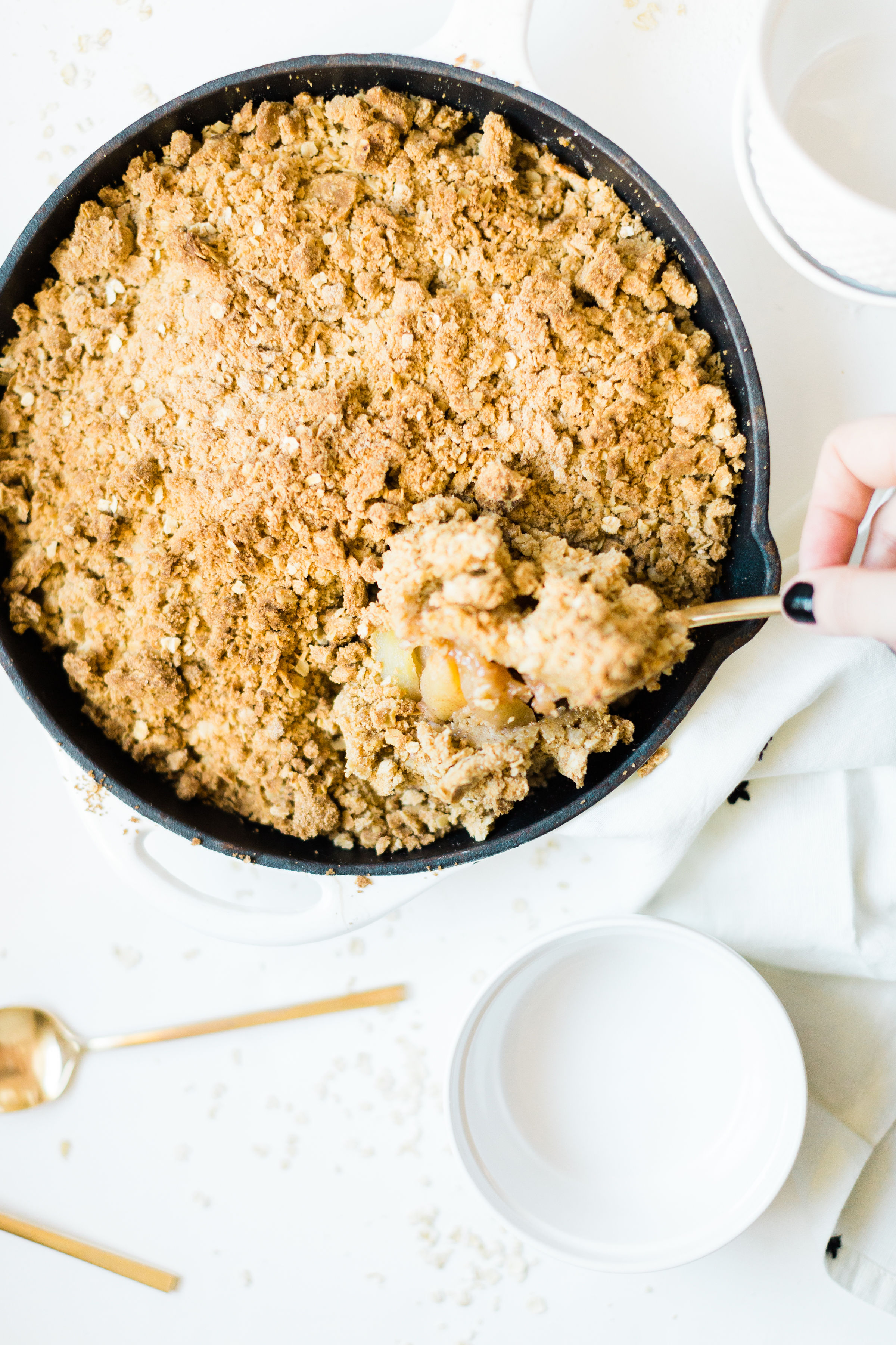 Apple crisp, a classic dessert recipe | glitterinc.com