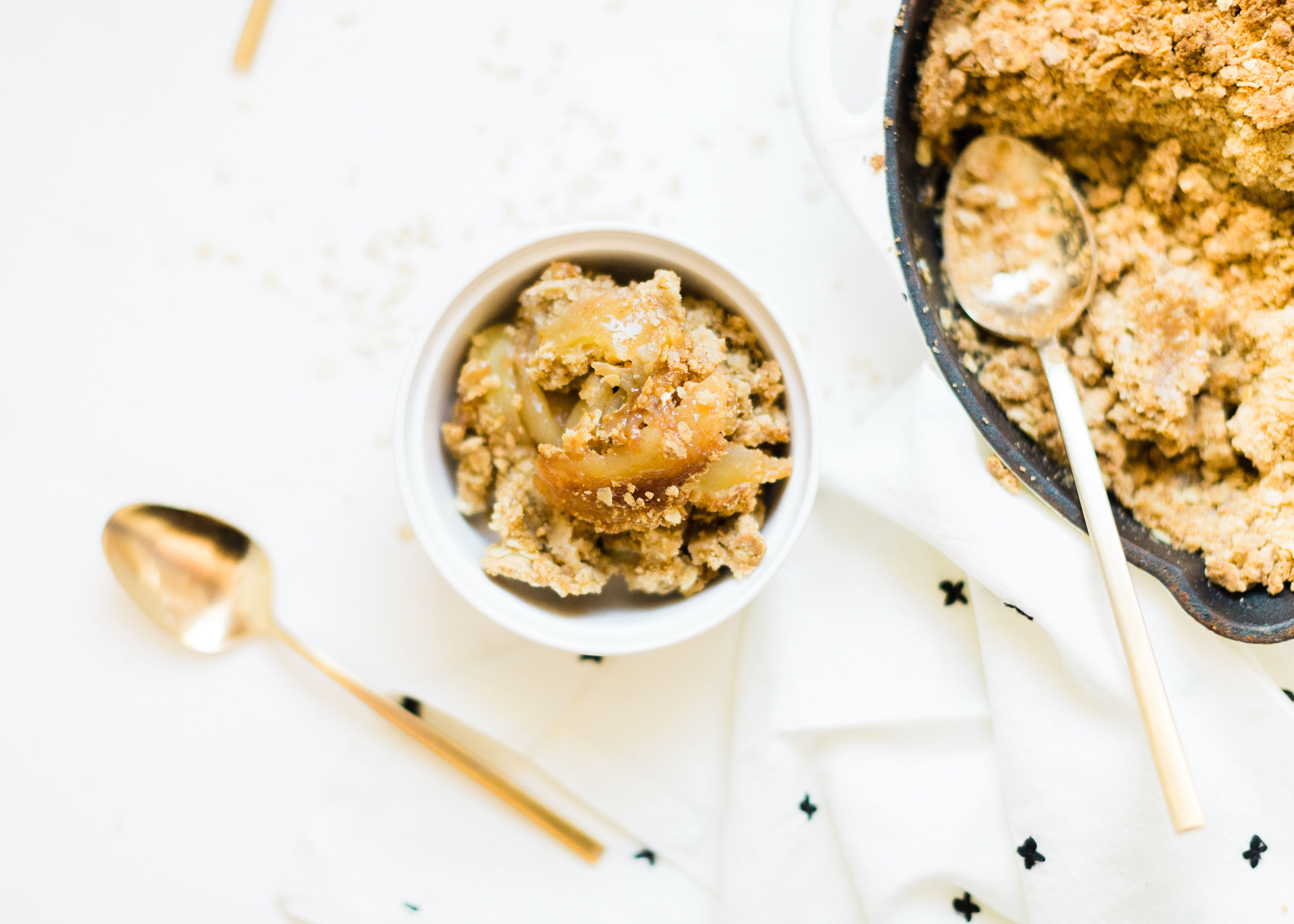 This amazing skillet apple crumble is filled with juicy apples baked into sticky, caramel-y, gooey perfection, and topped with a buttery crisp meets crumble topping that is decadently crumbly, a little bit doughy, with plenty of crunch. Click through for the #recipe. #crumble #crisp #applecrumble #applecrisp #fruitcrumble #fruitcrisp #dessert #skilletcrumble #skilletcrisp #skilletdessert | glitterinc.com | @glitterinc