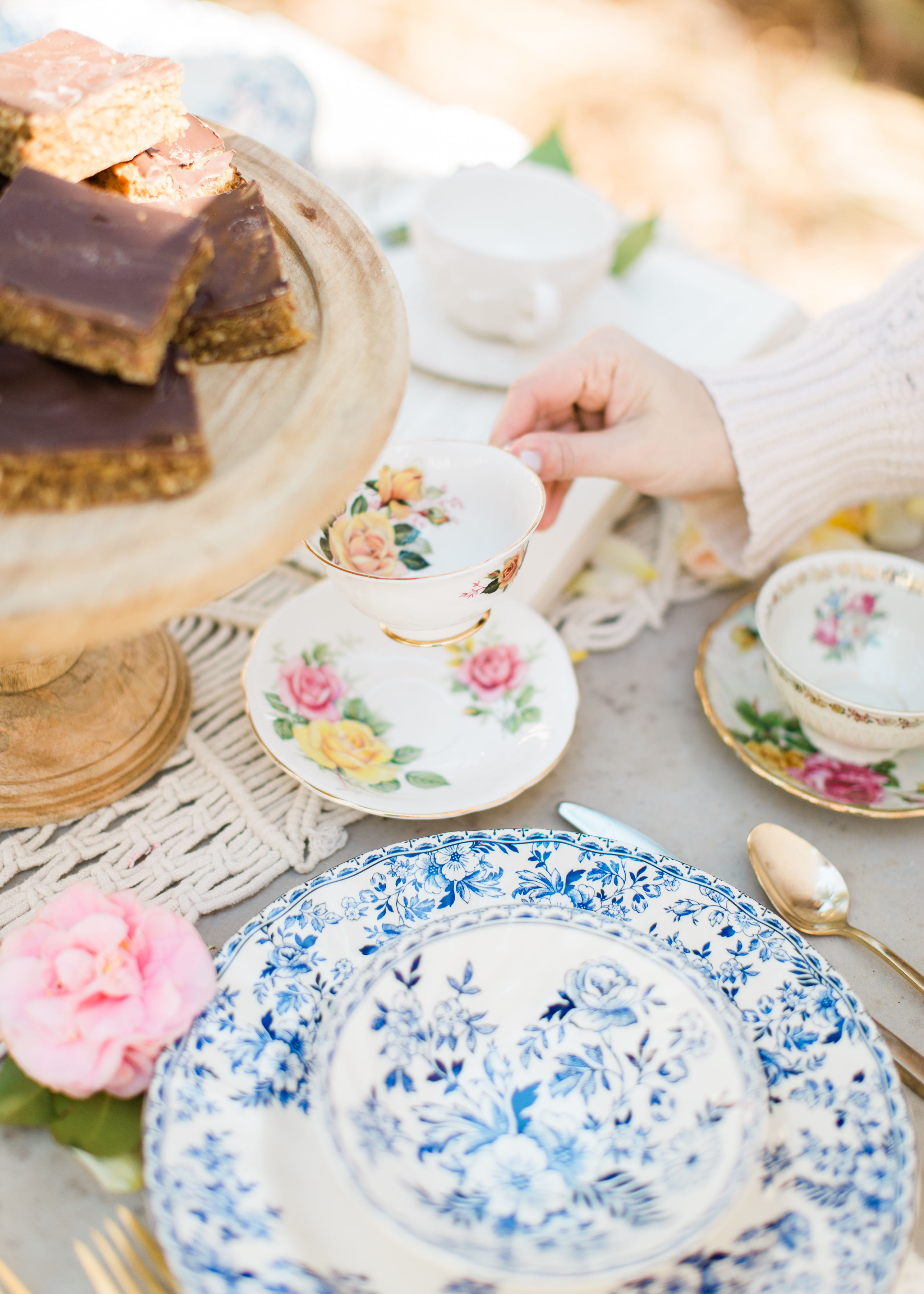 Welcome the sunshine with a whimsical outdoor spring tea and dessert party, complete with the easiest foolproof desserts that will make you hostess with the mostest. | Click through for the details. #teaparty #dessertparty #outdoorparty #spring | glitterinc.com | @glitterinc