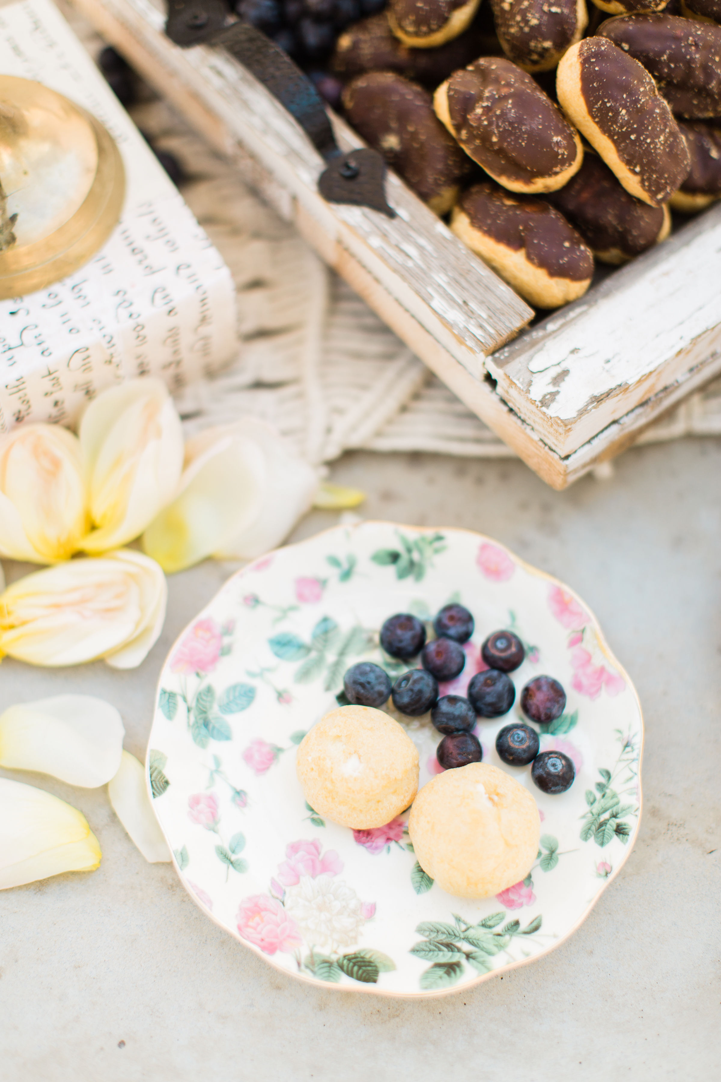 Welcome the sunshine with a whimsical outdoor spring tea and dessert party, complete with the easiest foolproof desserts that will make you hostess with the mostest. | Click through for the details. #teaparty #dessertparty #outdoorparty #spring | glitterinc.com | @glitterinc