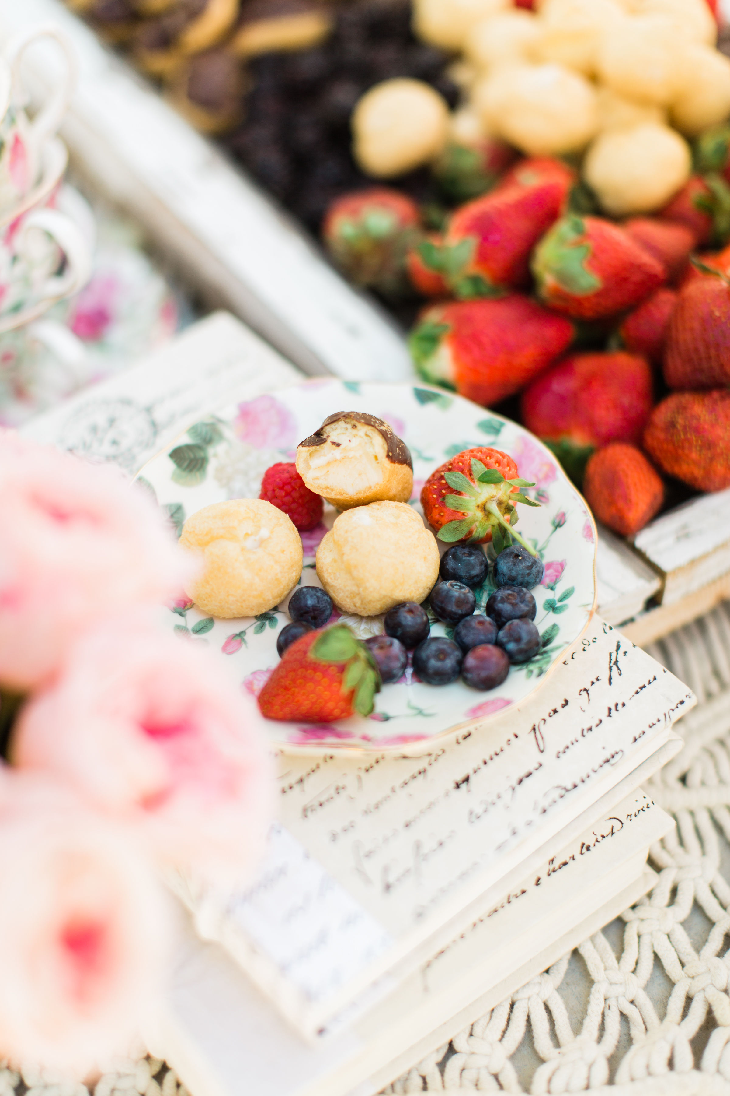 Welcome the sunshine with a whimsical outdoor spring tea and dessert party, complete with the easiest foolproof desserts that will make you hostess with the mostest. | Click through for the details. #teaparty #dessertparty #outdoorparty #spring | glitterinc.com | @glitterinc