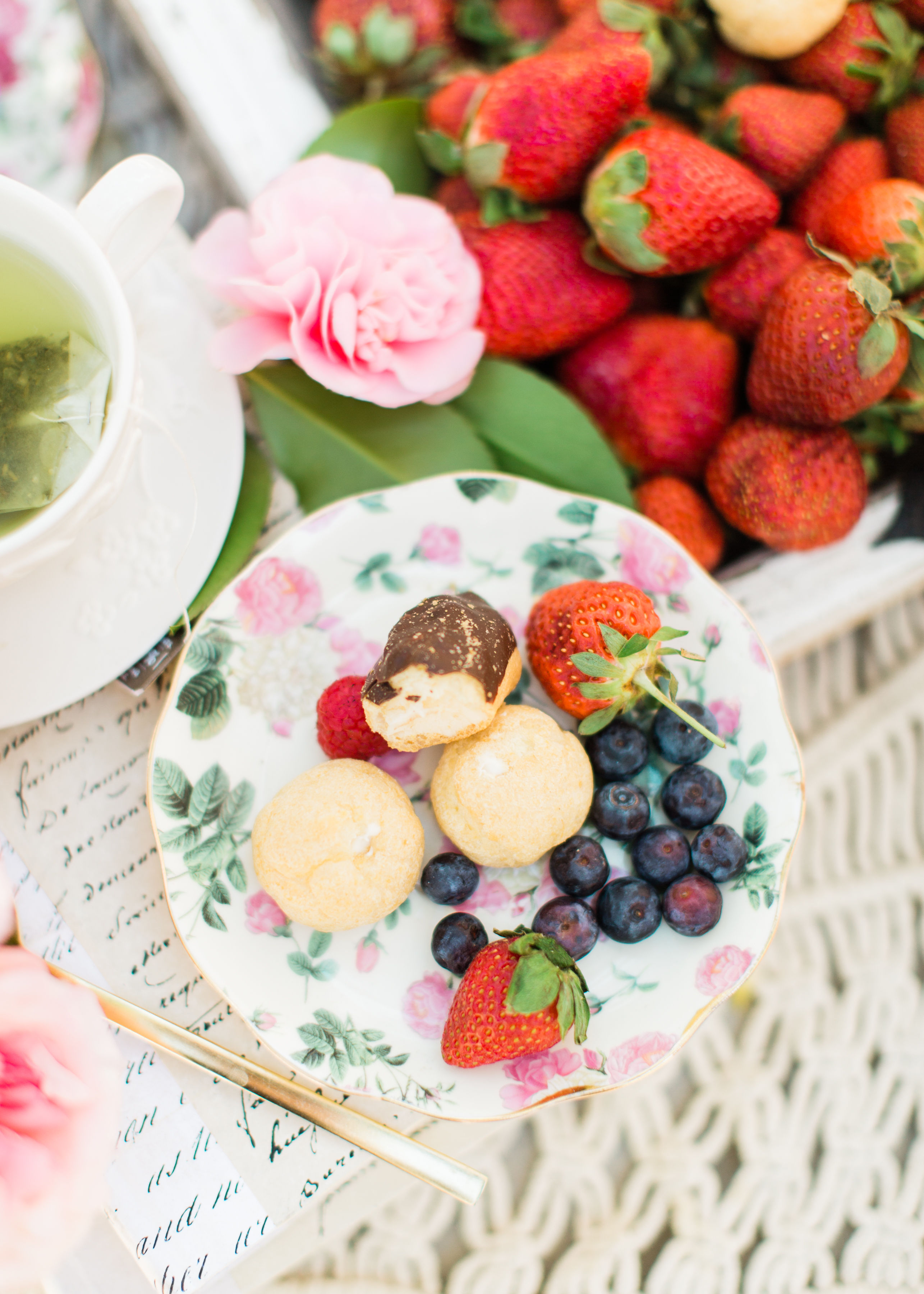 Welcome the sunshine with a whimsical outdoor spring tea and dessert party, complete with the easiest foolproof desserts that will make you hostess with the mostest. | Click through for the details. #teaparty #dessertparty #outdoorparty #spring | glitterinc.com | @glitterinc