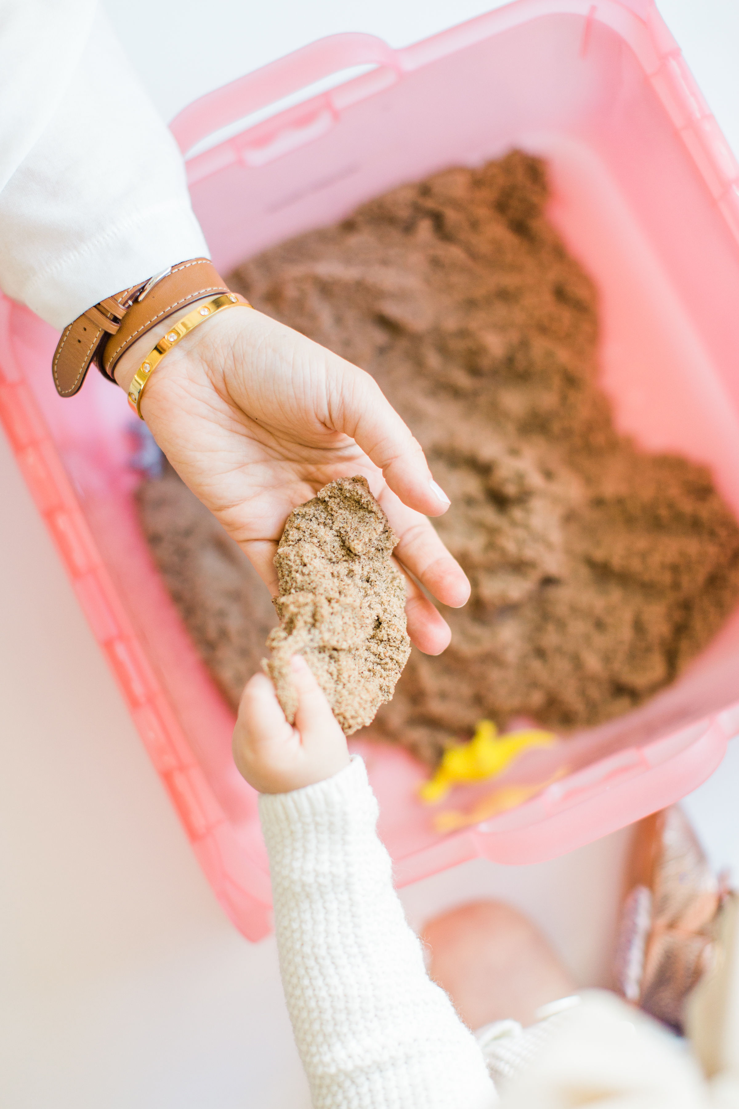Create your own DIY kinetic sand dinosaur dig. This kids activity is an awesome, mostly mess-free way to dig into sensory play, all in one convenient bin. | Click through for the details. | glitterinc.com | @glitterinc