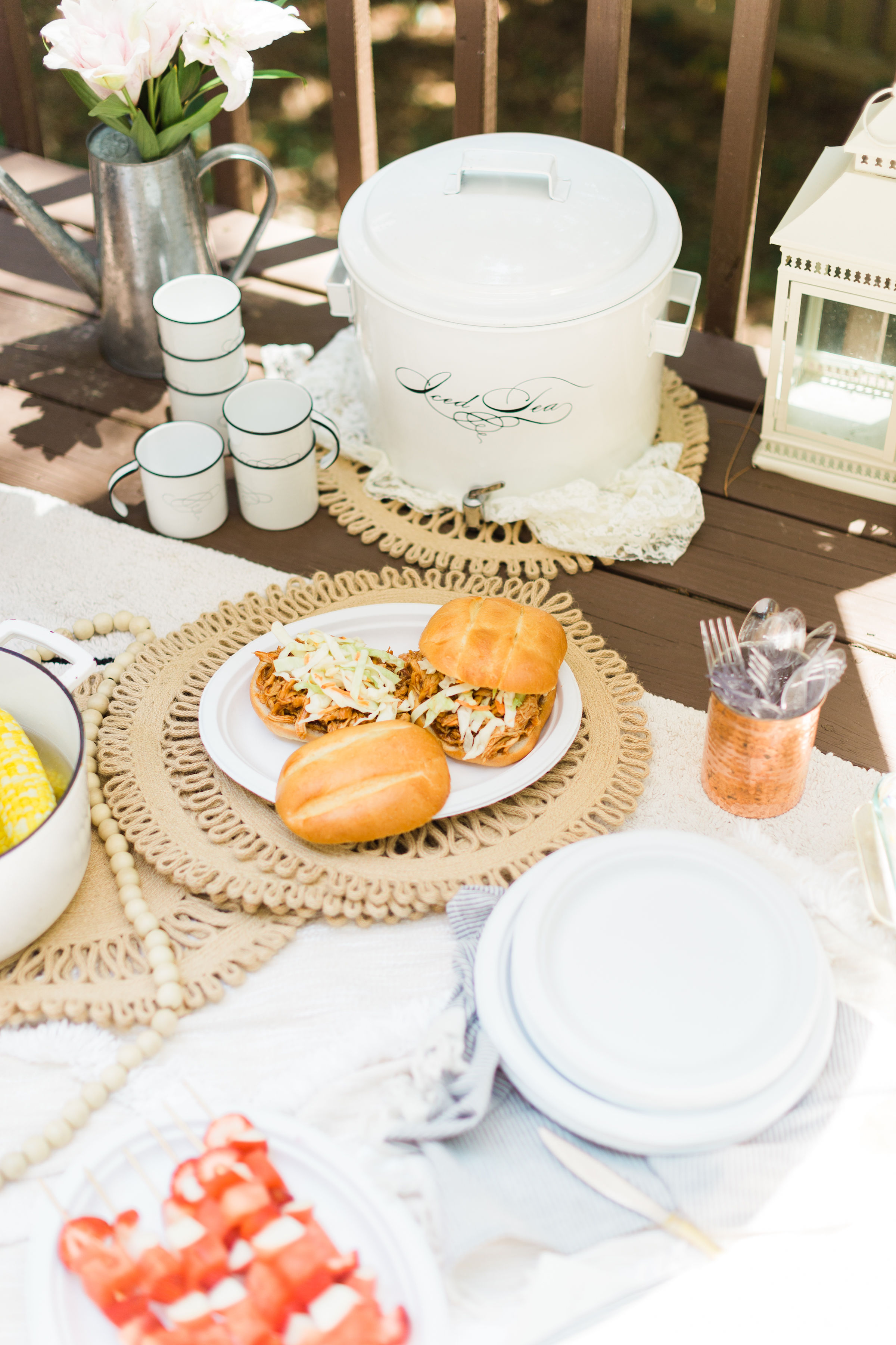 https://glitterinc.com/wp-content/uploads/2019/06/How-to-Throw-a-Simple-Backyard-BBQ-Picnic-Chinet-glitterinc.com-GlitterInc-8921.jpg