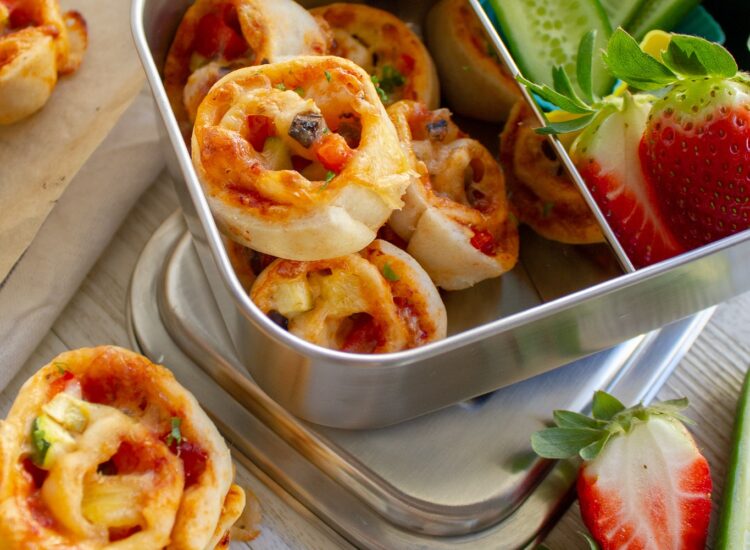 Make Ahead Homemade PIzza Scrolls - Pinwheels for School Lunch