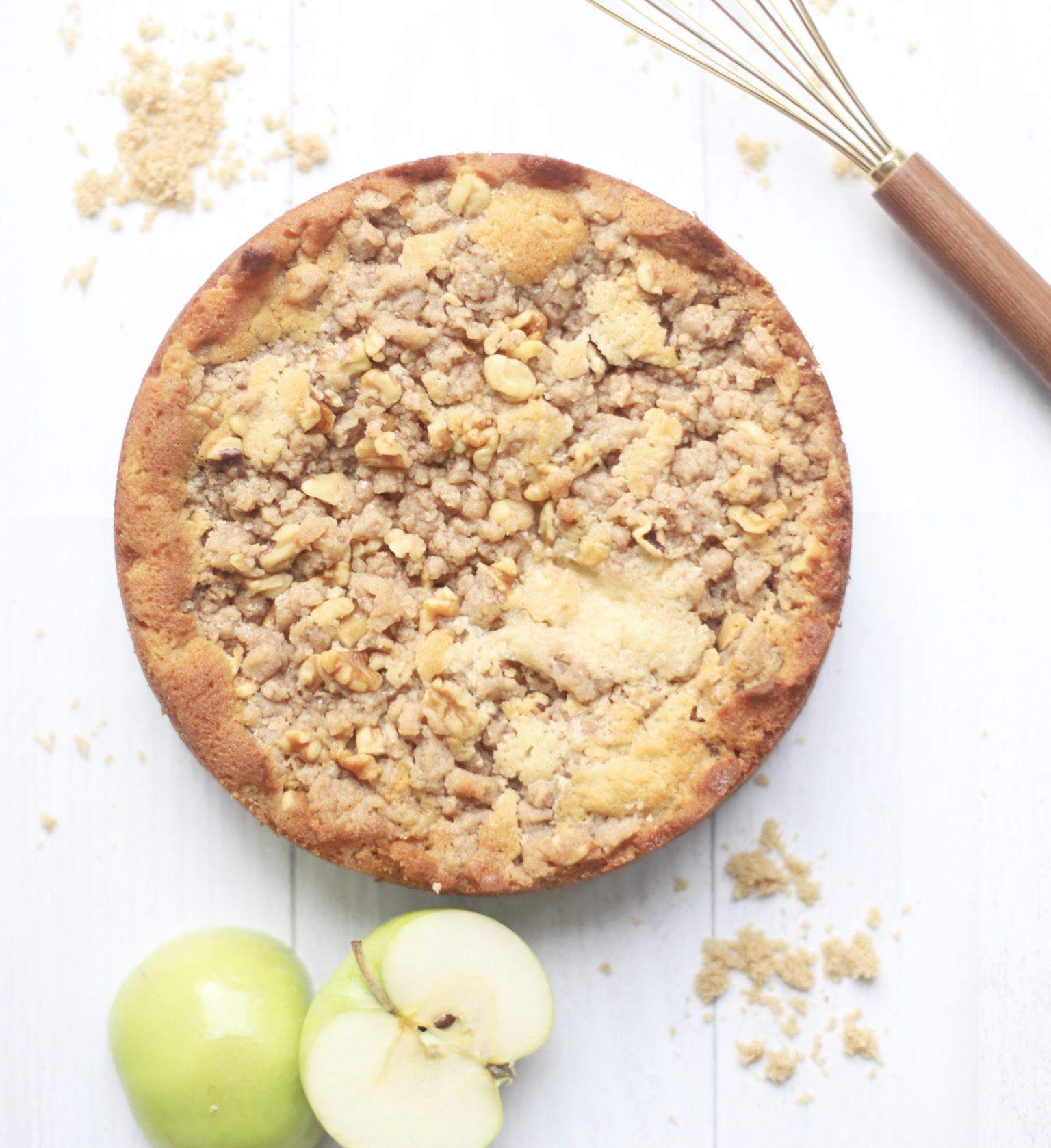 apple crumb cake with cinnamon sugar