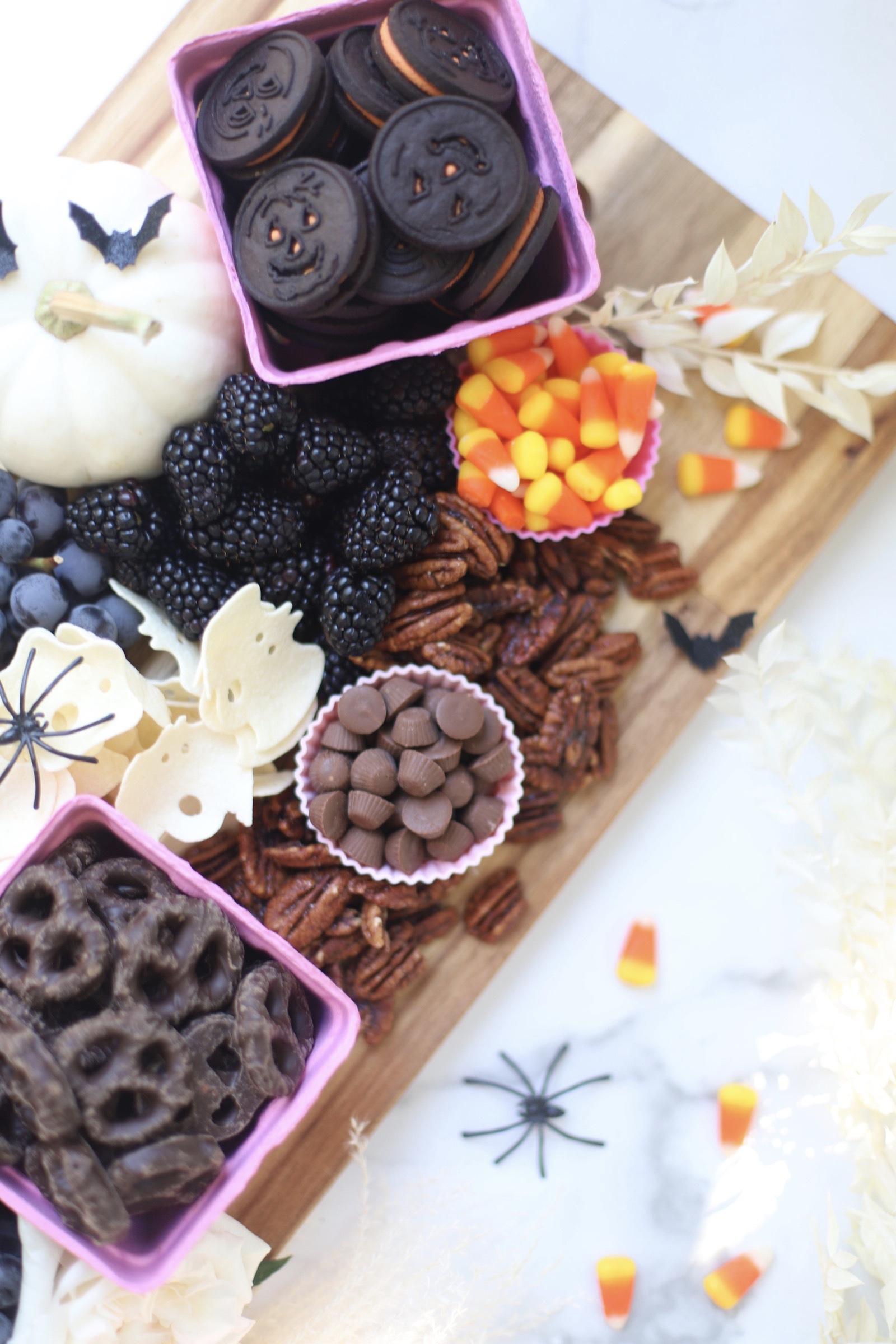 Serve a beautifully spooky Halloween charcuterie board chock full of snacks the whole family will love! This frightfully delicious snack board is perfect for Halloween celebrations, a no-fuss dinner after a night of trick-or-treating, even a festive afternoon snack throughout the month of October. Happy snacking! | glitterinc.com | @glitterinc