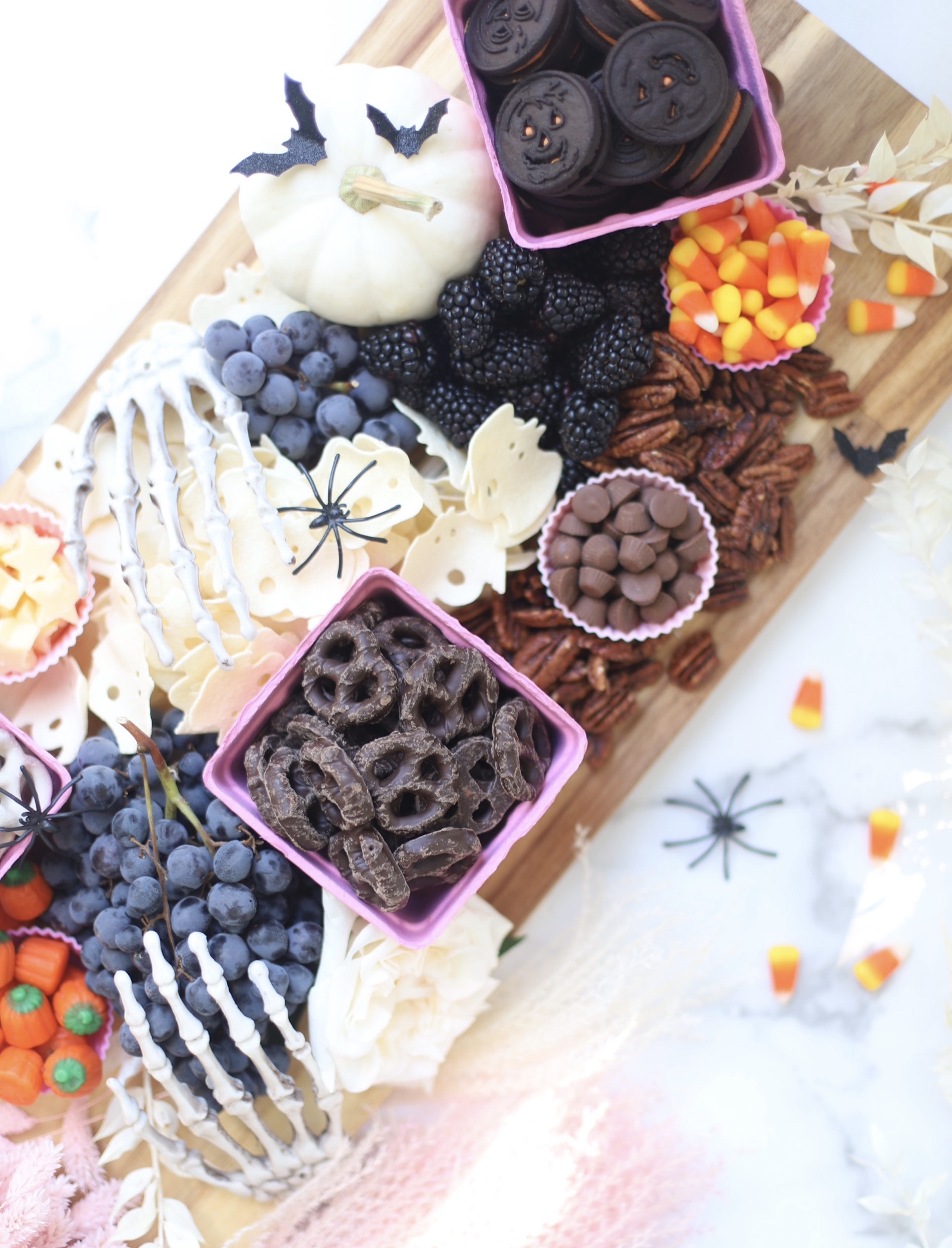 Serve a beautifully spooky Halloween charcuterie board chock full of snacks the whole family will love! This frightfully delicious snack board is perfect for Halloween celebrations, a no-fuss dinner after a night of trick-or-treating, even a festive afternoon snack throughout the month of October. Happy snacking! | glitterinc.com | @glitterinc