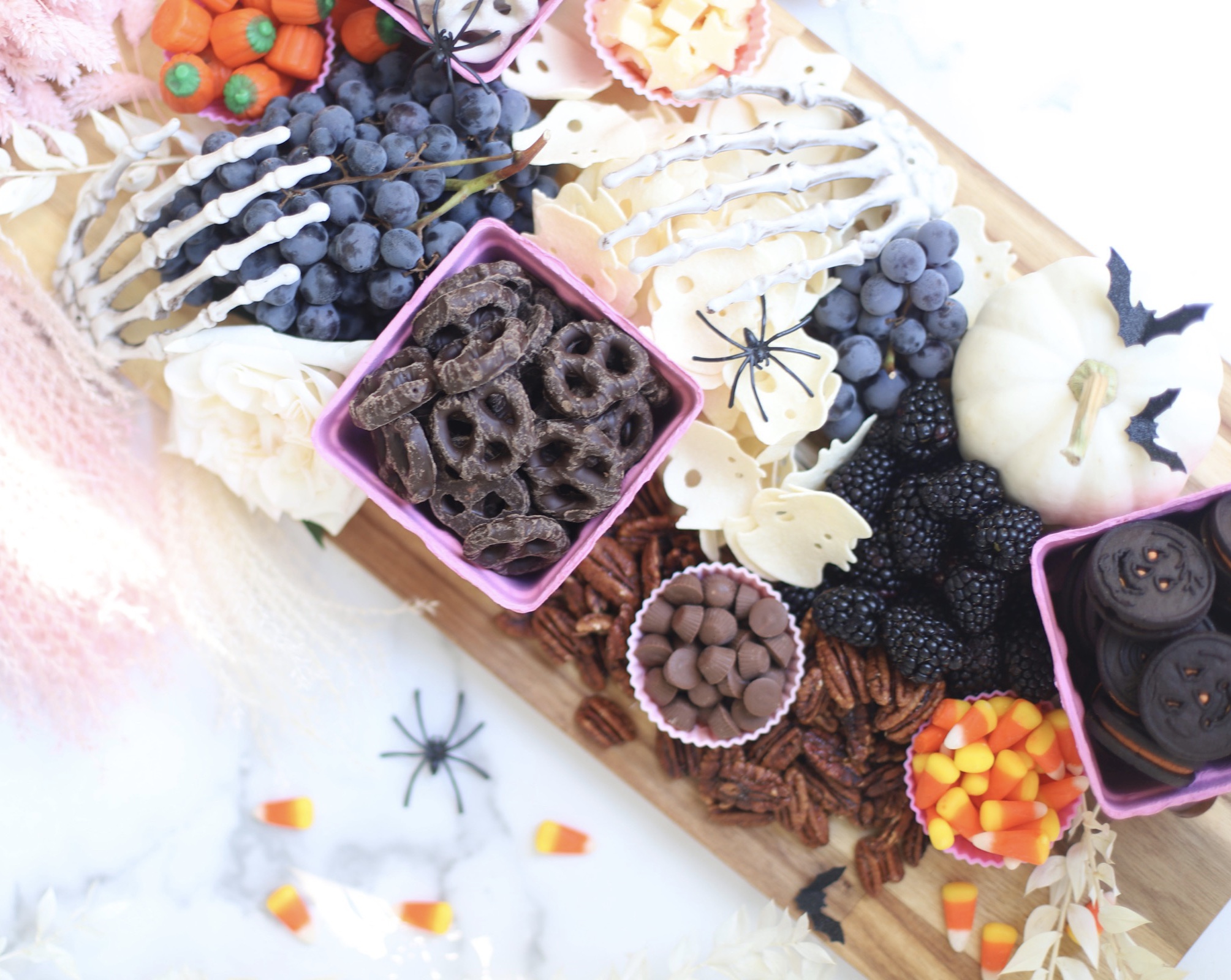 Serve a beautifully spooky Halloween charcuterie board chock full of snacks the whole family will love! This frightfully delicious snack board is perfect for Halloween celebrations, a no-fuss dinner after a night of trick-or-treating, even a festive afternoon snack throughout the month of October. Happy snacking! | glitterinc.com | @glitterinc