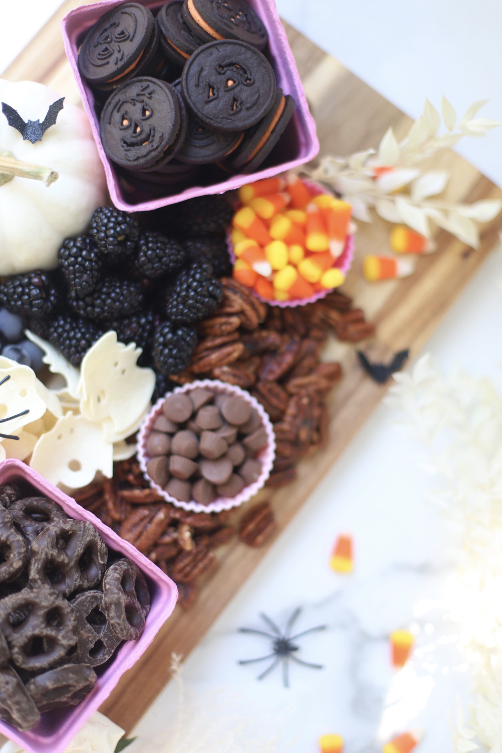 Serve a beautifully spooky Halloween charcuterie board chock full of snacks the whole family will love! This frightfully delicious snack board is perfect for Halloween celebrations, a no-fuss dinner after a night of trick-or-treating, even a festive afternoon snack throughout the month of October. Happy snacking! | glitterinc.com | @glitterinc