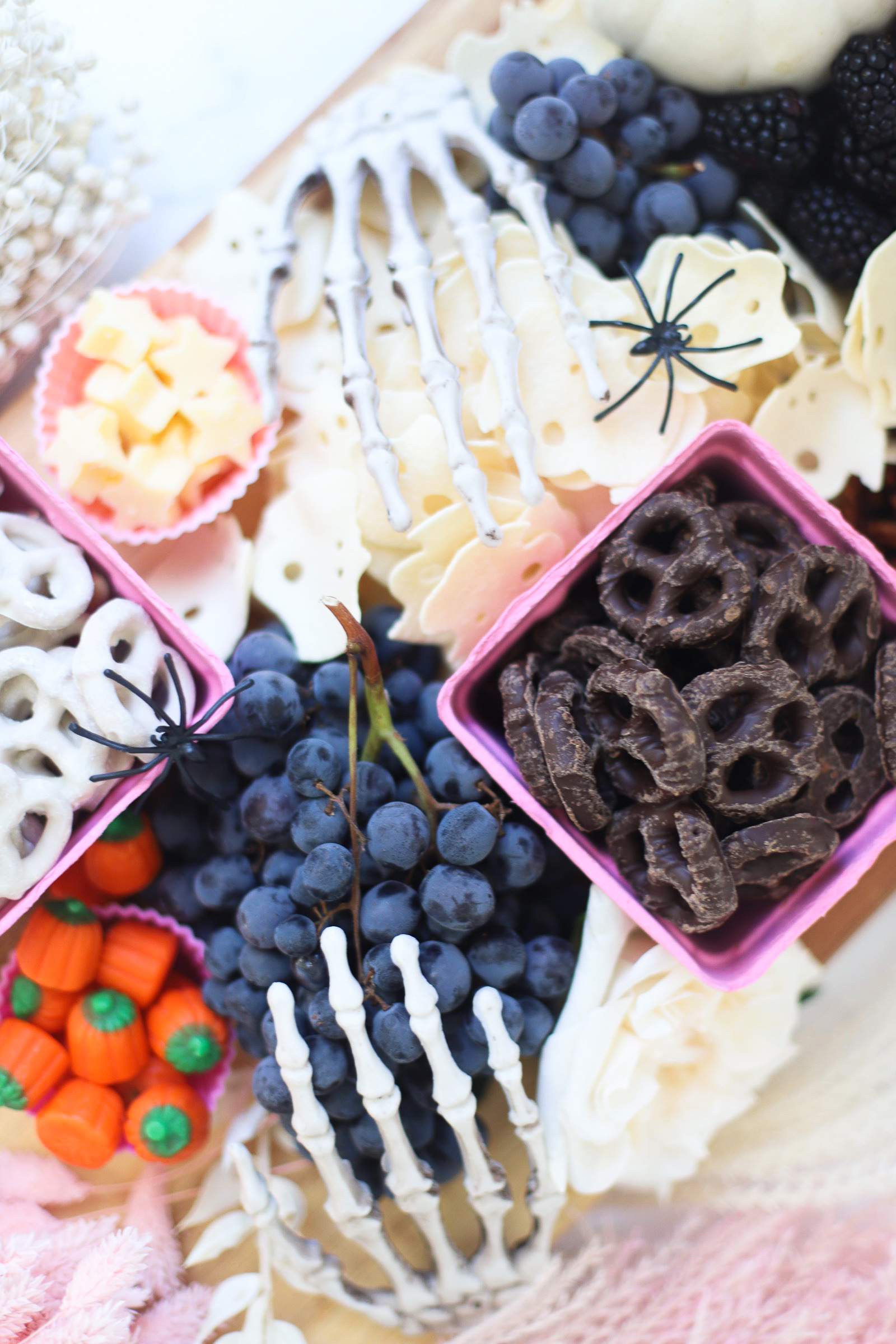 Serve a beautifully spooky Halloween charcuterie board chock full of snacks the whole family will love! This frightfully delicious snack board is perfect for Halloween celebrations, a no-fuss dinner after a night of trick-or-treating, even a festive afternoon snack throughout the month of October. Happy snacking! | glitterinc.com | @glitterinc