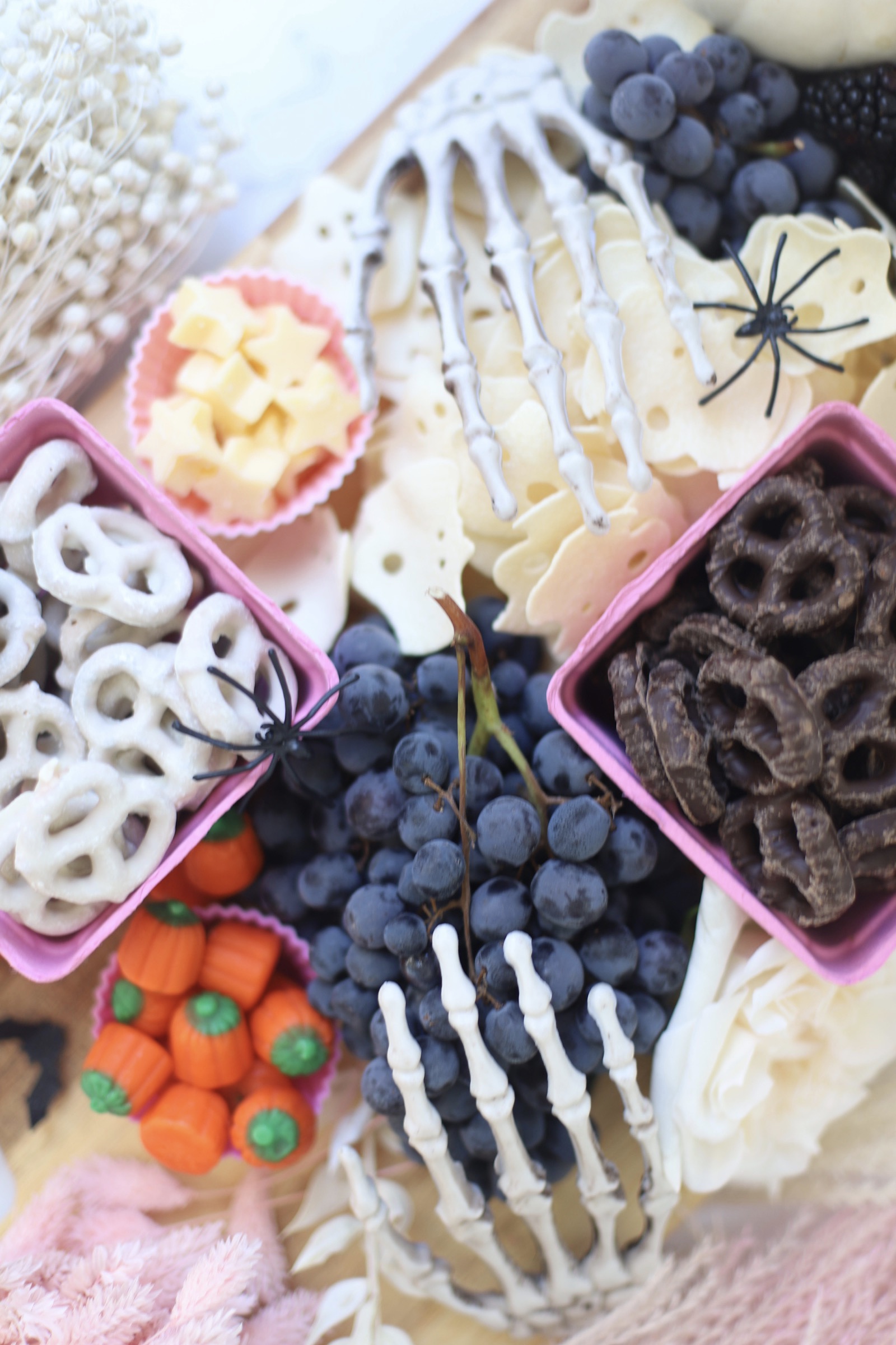 Serve a beautifully spooky Halloween charcuterie board chock full of snacks the whole family will love! This frightfully delicious snack board is perfect for Halloween celebrations, a no-fuss dinner after a night of trick-or-treating, even a festive afternoon snack throughout the month of October. Happy snacking! | glitterinc.com | @glitterinc