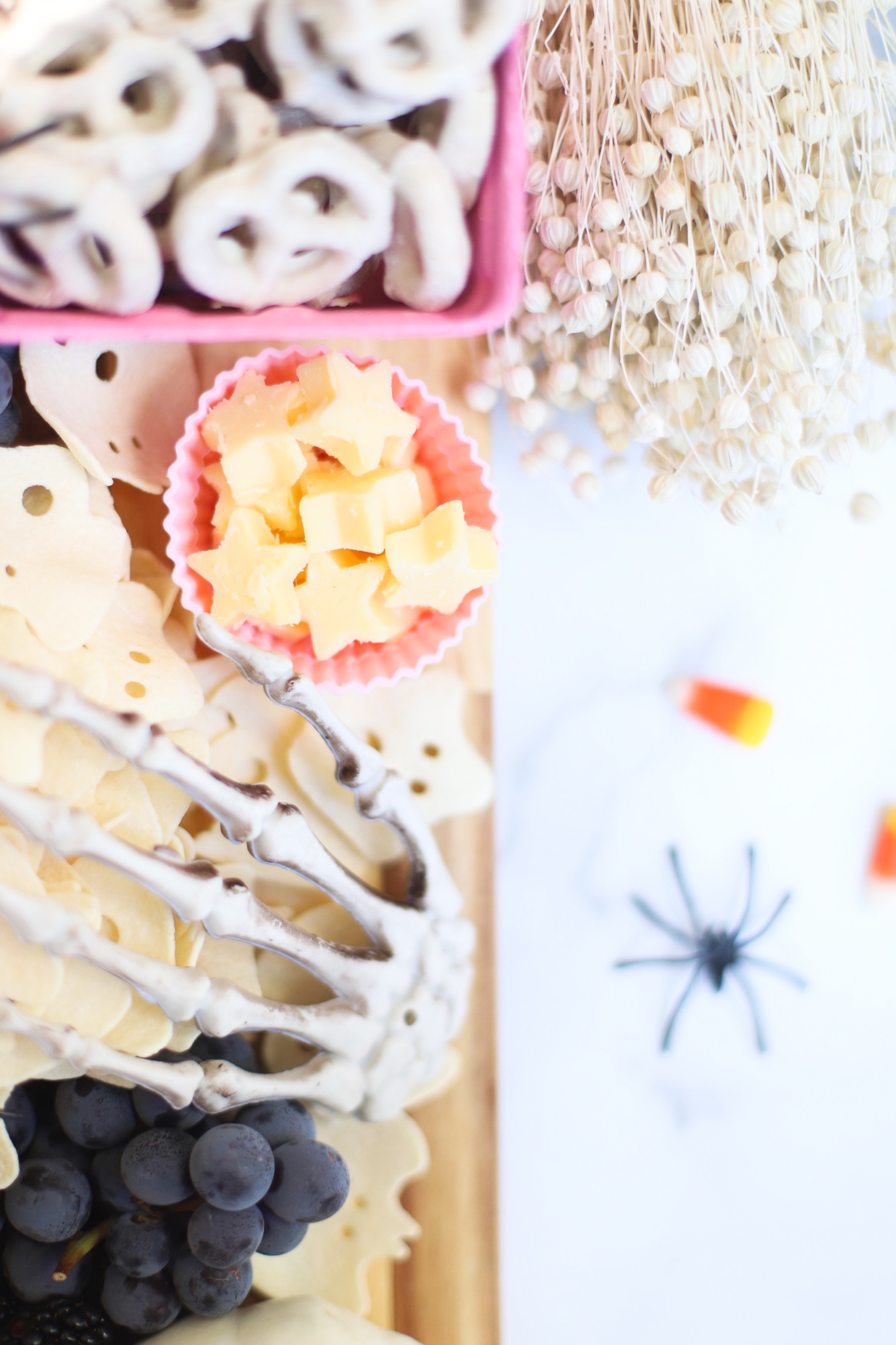 Serve a beautifully spooky Halloween charcuterie board chock full of snacks the whole family will love! This frightfully delicious snack board is perfect for Halloween celebrations, a no-fuss dinner after a night of trick-or-treating, even a festive afternoon snack throughout the month of October. Happy snacking! | glitterinc.com | @glitterinc